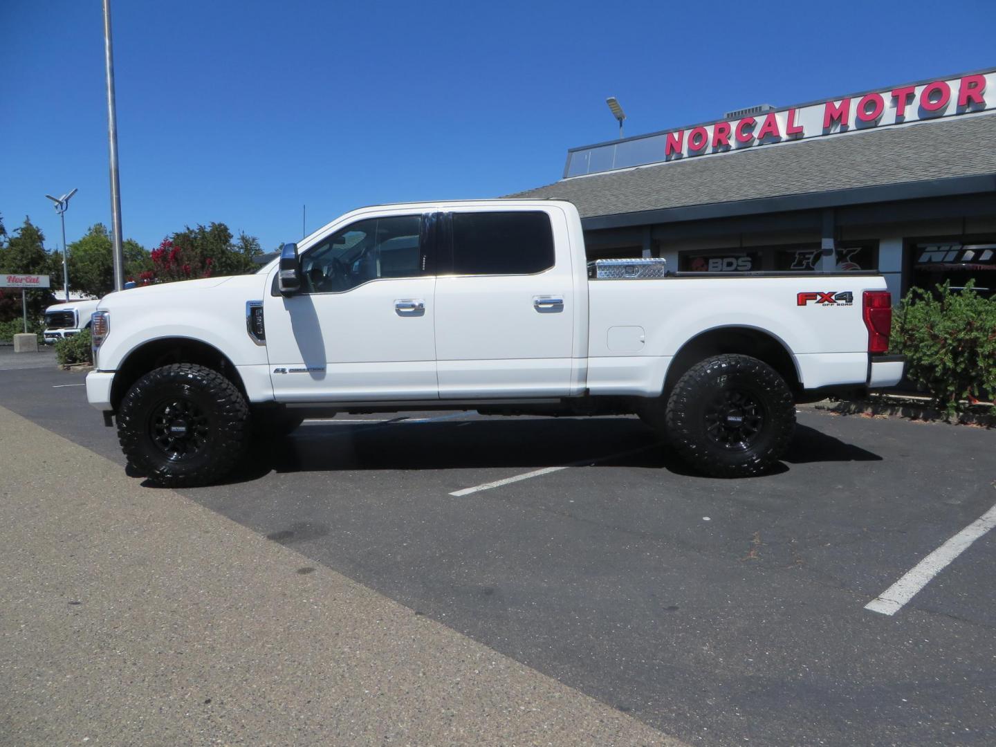 2022 White /BLACK Ford F-350 SD Platinum Crew Cab 4WD (1FT8W3BT2NE) with an 6.7L V8 OHV 16V DIESEL engine, 6A transmission, located at 2630 Grass Valley Highway, Auburn, CA, 95603, (530) 508-5100, 38.937893, -121.095482 - Features a BDS 2" level kit, Fox shocks, 18" Method MR323 wheels, 37" Toyo RT Pro tires, UWS tool box, folding bedcover. - Photo#1