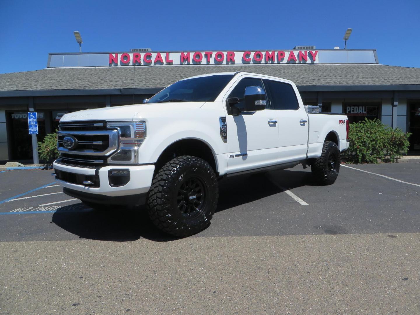 2022 White /BLACK Ford F-350 SD Platinum Crew Cab 4WD (1FT8W3BT2NE) with an 6.7L V8 OHV 16V DIESEL engine, 6A transmission, located at 2630 Grass Valley Highway, Auburn, CA, 95603, (530) 508-5100, 38.937893, -121.095482 - Features a BDS 2" level kit, Fox shocks, 18" Method MR323 wheels, 37" Toyo RT Pro tires, UWS tool box, folding bedcover. - Photo#0
