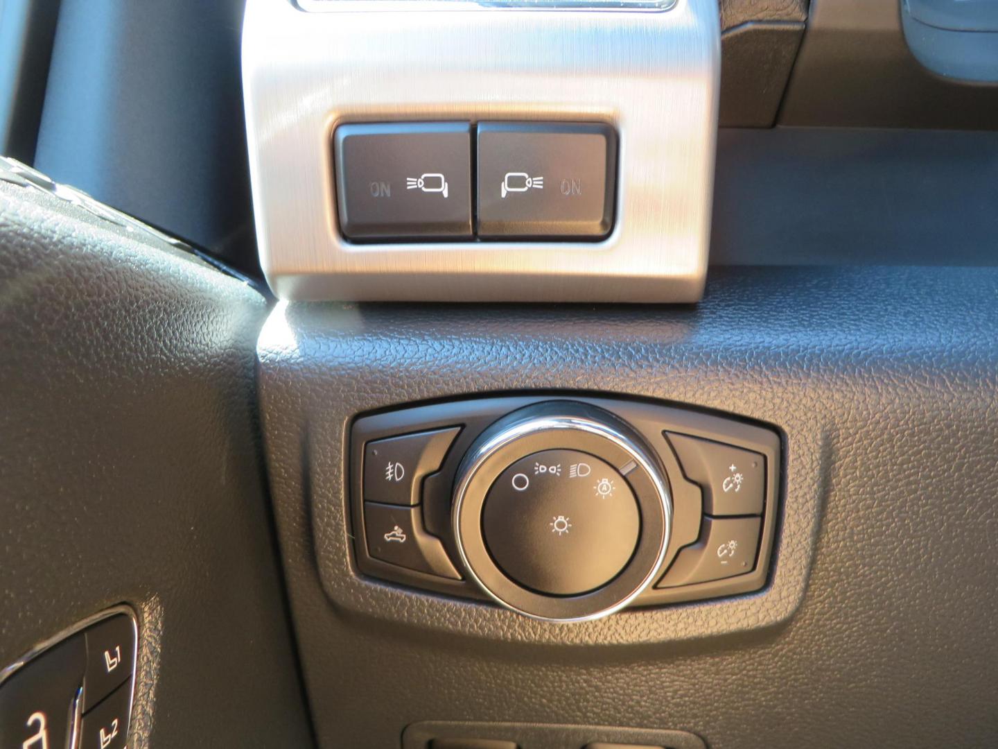 2022 White /BLACK Ford F-350 SD Platinum Crew Cab 4WD (1FT8W3BT2NE) with an 6.7L V8 OHV 16V DIESEL engine, 6A transmission, located at 2630 Grass Valley Highway, Auburn, CA, 95603, (530) 508-5100, 38.937893, -121.095482 - Features a BDS 2" level kit, Fox shocks, 18" Method MR323 wheels, 37" Toyo RT Pro tires, UWS tool box, folding bedcover. - Photo#46