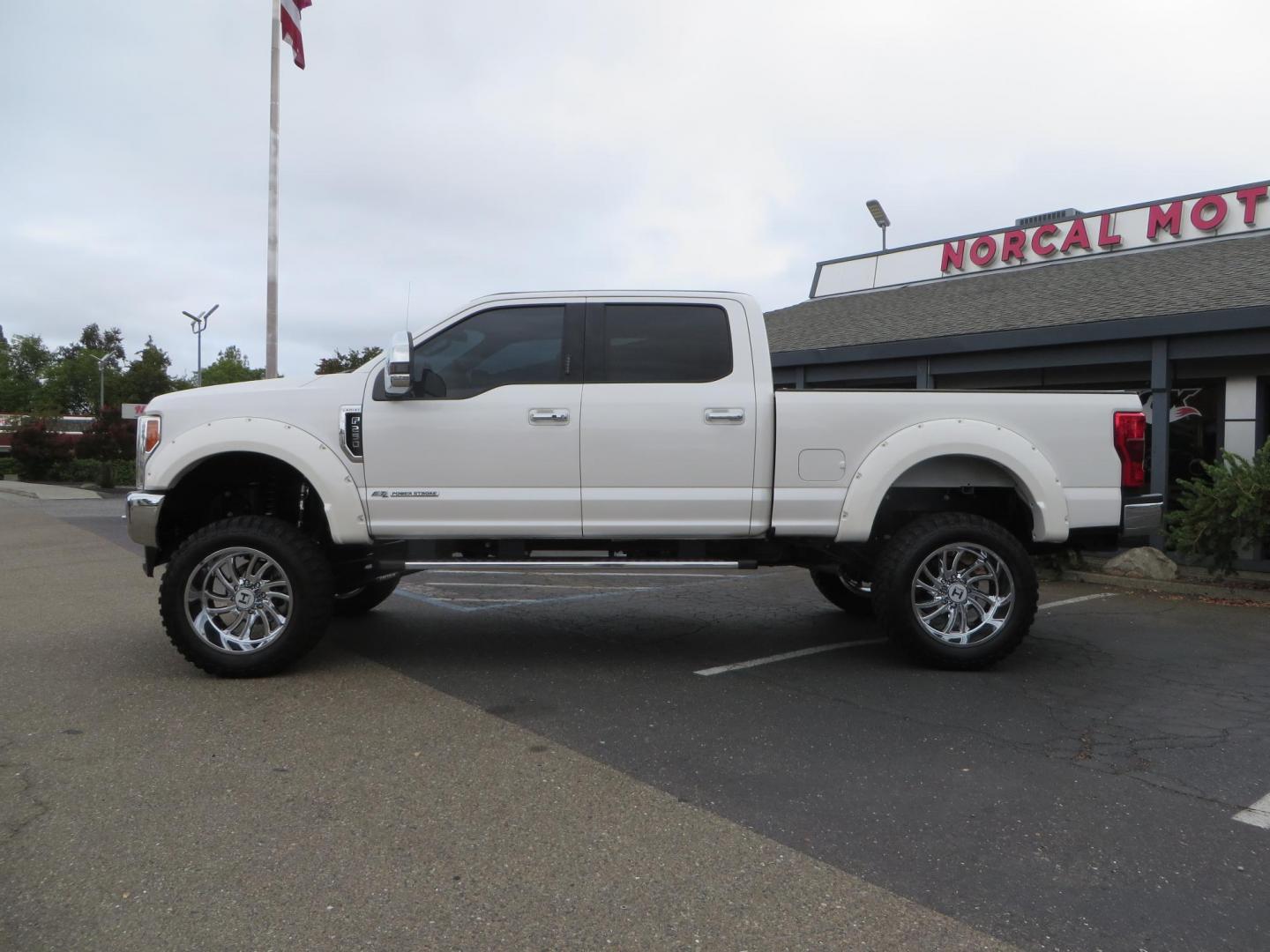 2019 White /Black Ford F-250 SD Lariat Crew Cab Short Bed 4WD (1FT7W2BT2KE) with an 6.7L V8 OHV 16V DIESEL engine, 6A transmission, located at 2630 Grass Valley Highway, Auburn, CA, 95603, (530) 508-5100, 38.937893, -121.095482 - Features a Fabtech 6" 4 link Lift kit, Fox remote reservoir shocks, 37" RBP MT tires, 22" Hostile wheels, Bushwacker Fender flares, Undercover Ultraflex bedcover, and window tint. - Photo#1