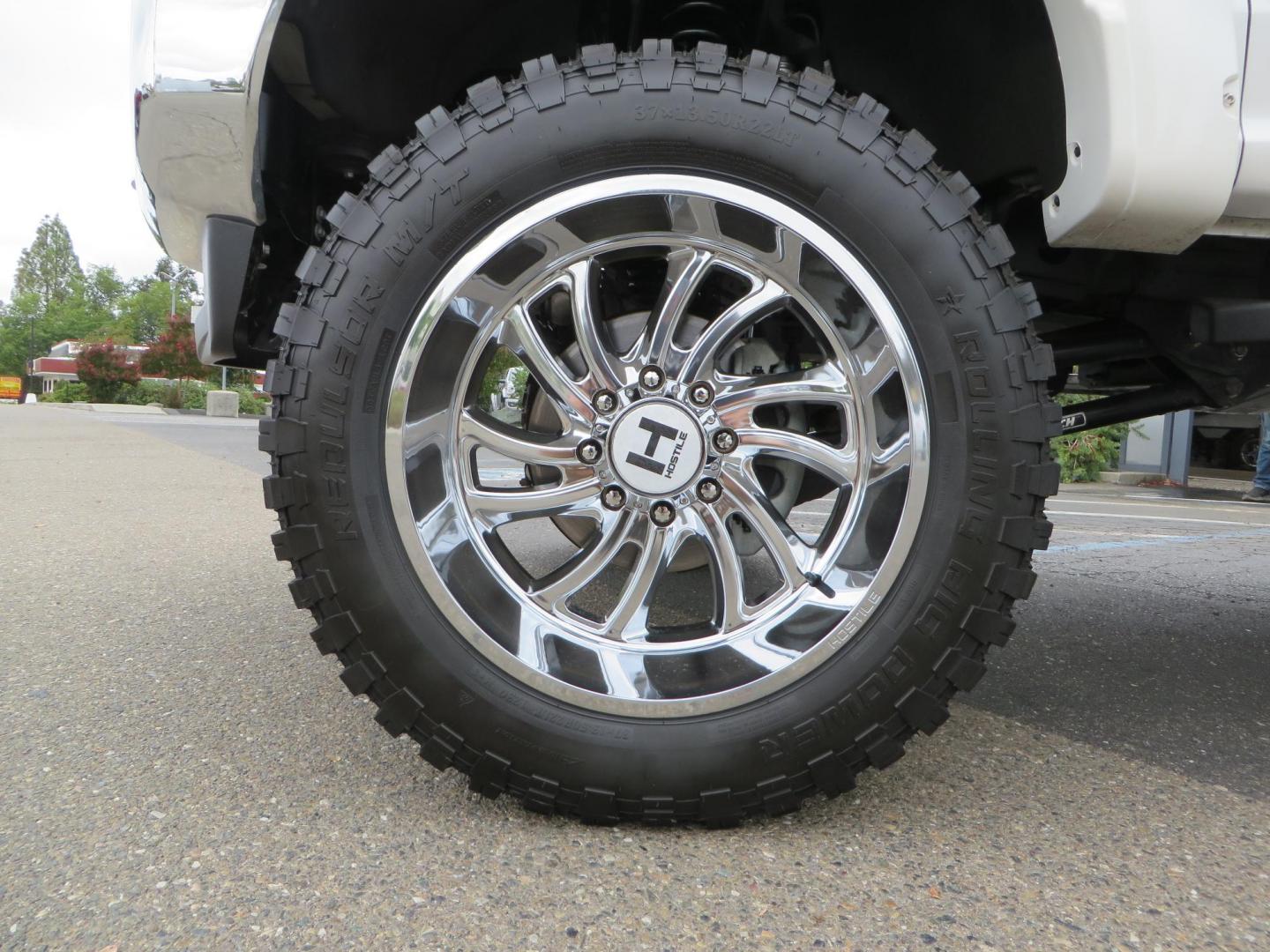2019 White /Black Ford F-250 SD Lariat Crew Cab Short Bed 4WD (1FT7W2BT2KE) with an 6.7L V8 OHV 16V DIESEL engine, 6A transmission, located at 2630 Grass Valley Highway, Auburn, CA, 95603, (530) 508-5100, 38.937893, -121.095482 - Features a Fabtech 6" 4 link Lift kit, Fox remote reservoir shocks, 37" RBP MT tires, 22" Hostile wheels, Bushwacker Fender flares, Undercover Ultraflex bedcover, and window tint. - Photo#8