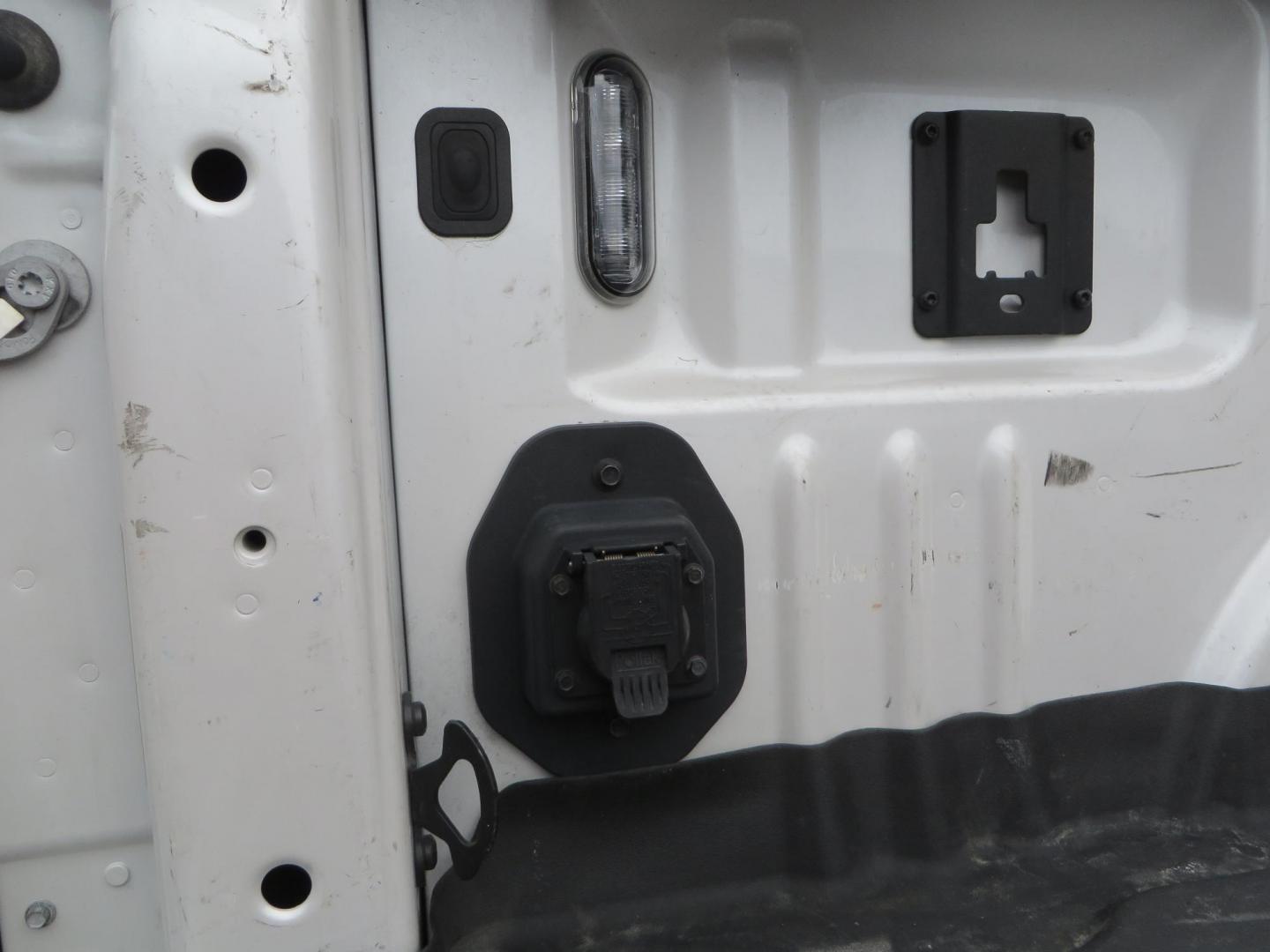 2019 White /Black Ford F-250 SD Lariat Crew Cab Short Bed 4WD (1FT7W2BT2KE) with an 6.7L V8 OHV 16V DIESEL engine, 6A transmission, located at 2630 Grass Valley Highway, Auburn, CA, 95603, (530) 508-5100, 38.937893, -121.095482 - Features a Fabtech 6" 4 link Lift kit, Fox remote reservoir shocks, 37" RBP MT tires, 22" Hostile wheels, Bushwacker Fender flares, Undercover Ultraflex bedcover, and window tint. - Photo#19