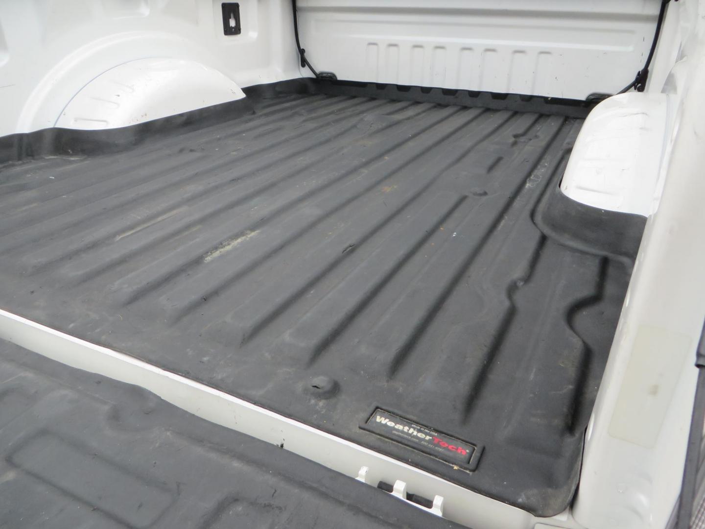 2019 White /Black Ford F-250 SD Lariat Crew Cab Short Bed 4WD (1FT7W2BT2KE) with an 6.7L V8 OHV 16V DIESEL engine, 6A transmission, located at 2630 Grass Valley Highway, Auburn, CA, 95603, (530) 508-5100, 38.937893, -121.095482 - Features a Fabtech 6" 4 link Lift kit, Fox remote reservoir shocks, 37" RBP MT tires, 22" Hostile wheels, Bushwacker Fender flares, Undercover Ultraflex bedcover, and window tint. - Photo#18