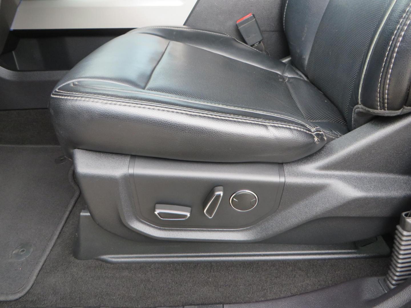 2019 White /Black Ford F-250 SD Lariat Crew Cab Short Bed 4WD (1FT7W2BT2KE) with an 6.7L V8 OHV 16V DIESEL engine, 6A transmission, located at 2630 Grass Valley Highway, Auburn, CA, 95603, (530) 508-5100, 38.937893, -121.095482 - Features a Fabtech 6" 4 link Lift kit, Fox remote reservoir shocks, 37" RBP MT tires, 22" Hostile wheels, Bushwacker Fender flares, Undercover Ultraflex bedcover, and window tint. - Photo#29