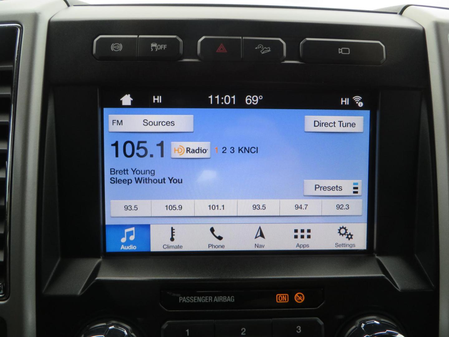 2019 White /Black Ford F-250 SD Lariat Crew Cab Short Bed 4WD (1FT7W2BT2KE) with an 6.7L V8 OHV 16V DIESEL engine, 6A transmission, located at 2630 Grass Valley Highway, Auburn, CA, 95603, (530) 508-5100, 38.937893, -121.095482 - Features a Fabtech 6" 4 link Lift kit, Fox remote reservoir shocks, 37" RBP MT tires, 22" Hostile wheels, Bushwacker Fender flares, Undercover Ultraflex bedcover, and window tint. - Photo#36