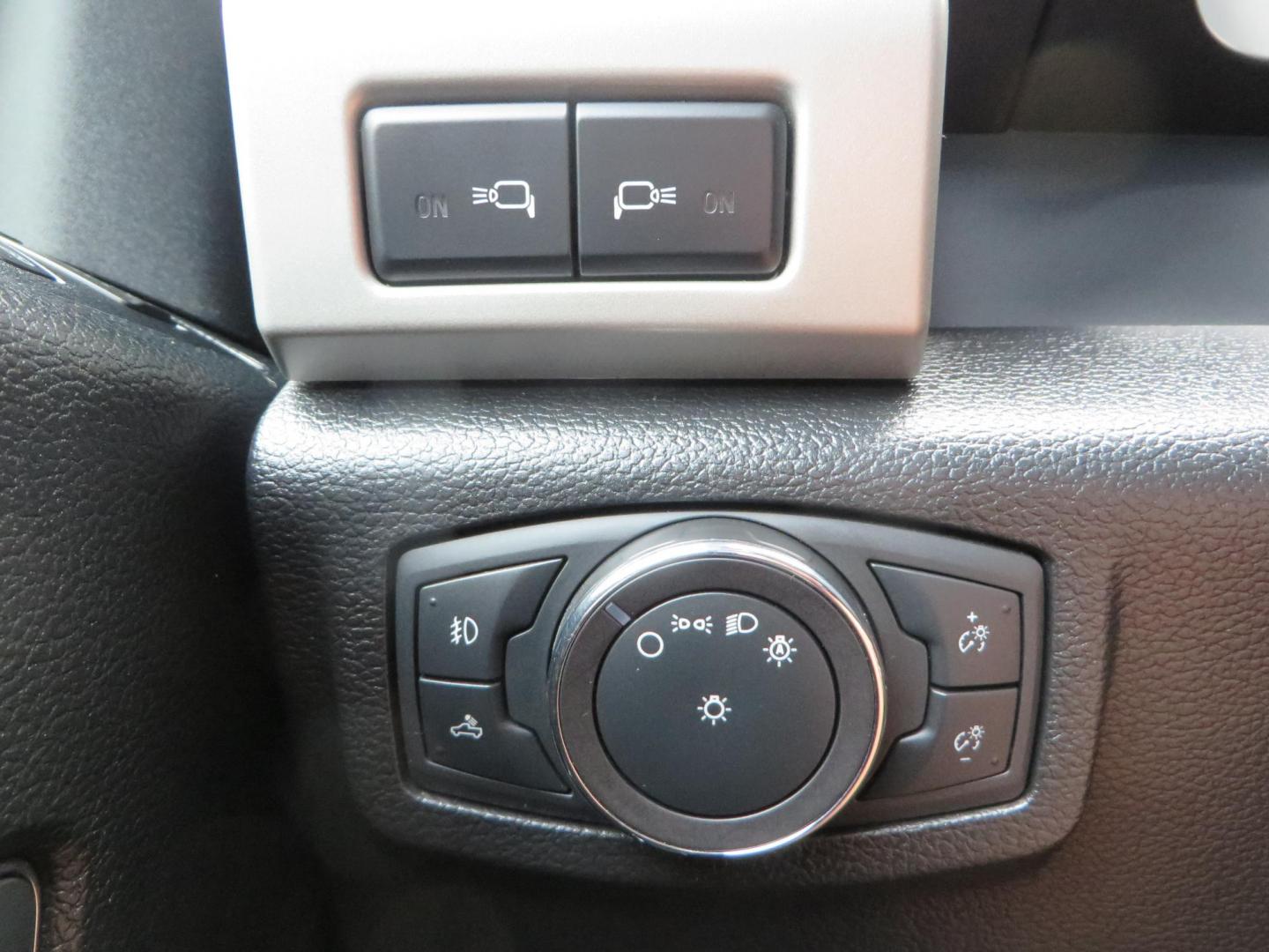2019 White /Black Ford F-250 SD Lariat Crew Cab Short Bed 4WD (1FT7W2BT2KE) with an 6.7L V8 OHV 16V DIESEL engine, 6A transmission, located at 2630 Grass Valley Highway, Auburn, CA, 95603, (530) 508-5100, 38.937893, -121.095482 - Features a Fabtech 6" 4 link Lift kit, Fox remote reservoir shocks, 37" RBP MT tires, 22" Hostile wheels, Bushwacker Fender flares, Undercover Ultraflex bedcover, and window tint. - Photo#50