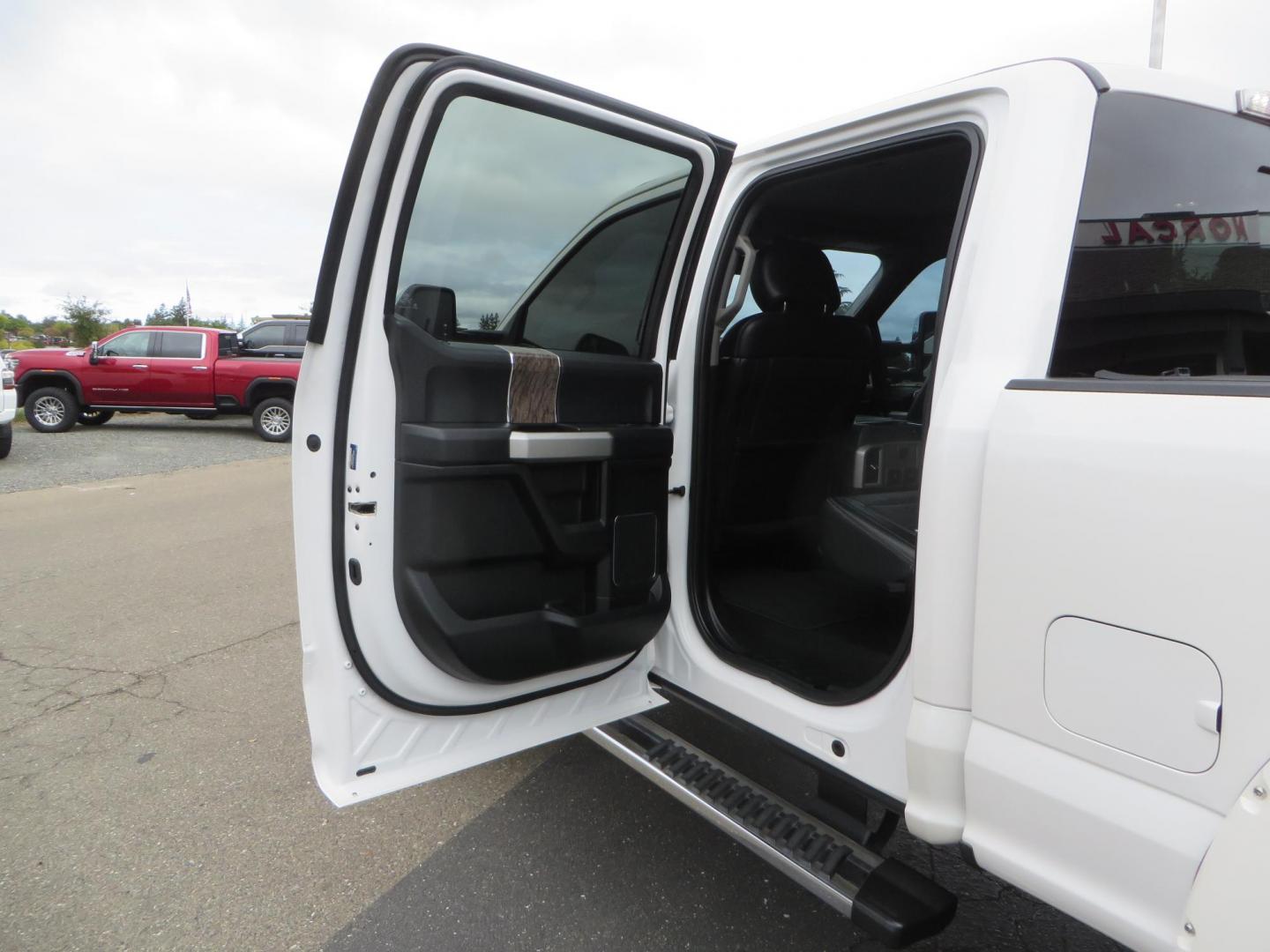 2019 White /Black Ford F-250 SD Lariat Crew Cab Short Bed 4WD (1FT7W2BT2KE) with an 6.7L V8 OHV 16V DIESEL engine, 6A transmission, located at 2630 Grass Valley Highway, Auburn, CA, 95603, (530) 508-5100, 38.937893, -121.095482 - Features a Fabtech 6" 4 link Lift kit, Fox remote reservoir shocks, 37" RBP MT tires, 22" Hostile wheels, Bushwacker Fender flares, Undercover Ultraflex bedcover, and window tint. - Photo#53