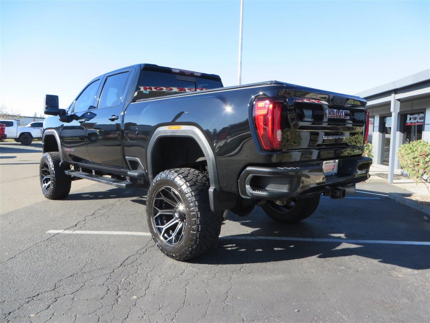 2021 BLACK /BLACK GMC Sierra 2500HD AT4 Crew Cab 4WD (1GT49PEY3MF) with an 6.6L V8 OHV 16 DIESEL engine, 6A transmission, located at 2630 Grass Valley Highway, Auburn, CA, 95603, (530) 508-5100, 38.937893, -121.095482 - Features a RC 7'' suspension system, 37'' Nitto Ridge Grappler tires, 22'' 4 Play wheels, Airlift helper bags with compressor, soft folding tonneau cover, and window tint. - Photo#2