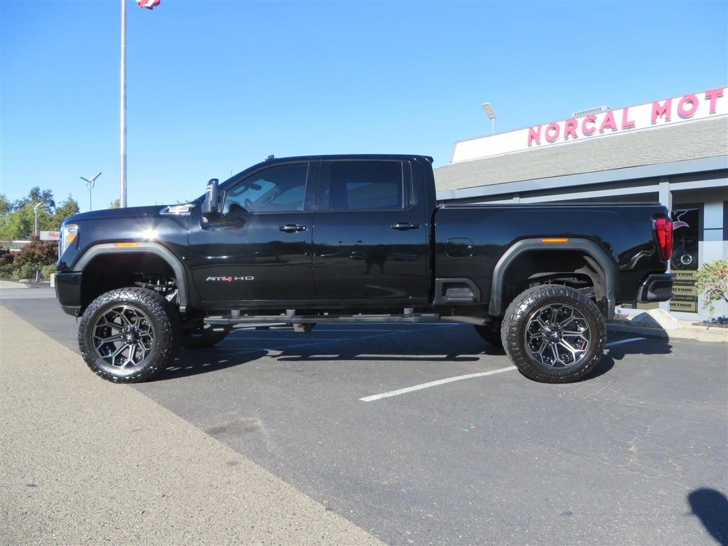 2021 BLACK /BLACK GMC Sierra 2500HD AT4 Crew Cab 4WD (1GT49PEY3MF) with an 6.6L V8 OHV 16 DIESEL engine, 6A transmission, located at 2630 Grass Valley Highway, Auburn, CA, 95603, (530) 508-5100, 38.937893, -121.095482 - Features a RC 7'' suspension system, 37'' Nitto Ridge Grappler tires, 22'' 4 Play wheels, Airlift helper bags with compressor, soft folding tonneau cover, and window tint. - Photo#1