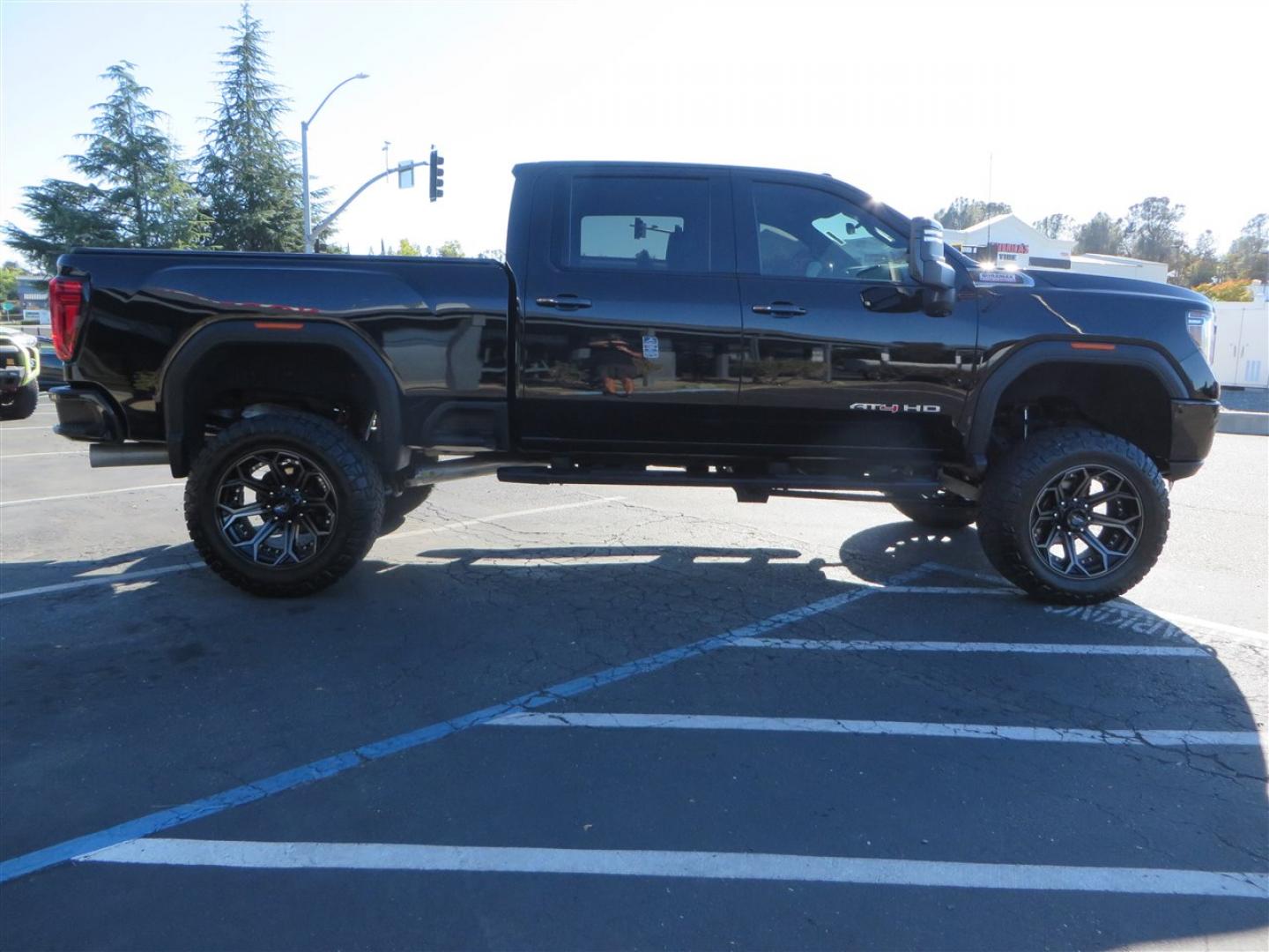 2021 BLACK /BLACK GMC Sierra 2500HD AT4 Crew Cab 4WD (1GT49PEY3MF) with an 6.6L V8 OHV 16 DIESEL engine, 6A transmission, located at 2630 Grass Valley Highway, Auburn, CA, 95603, (530) 508-5100, 38.937893, -121.095482 - Features a RC 7'' suspension system, 37'' Nitto Ridge Grappler tires, 22'' 4 Play wheels, Airlift helper bags with compressor, soft folding tonneau cover, and window tint. - Photo#5