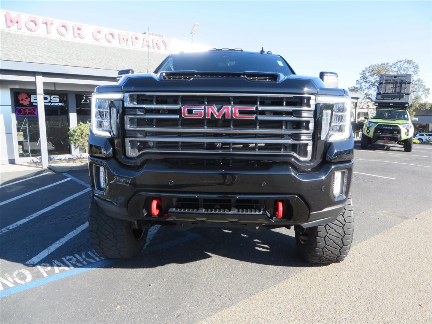 2021 BLACK /BLACK GMC Sierra 2500HD AT4 Crew Cab 4WD (1GT49PEY3MF) with an 6.6L V8 OHV 16 DIESEL engine, 6A transmission, located at 2630 Grass Valley Highway, Auburn, CA, 95603, (530) 508-5100, 38.937893, -121.095482 - Features a RC 7'' suspension system, 37'' Nitto Ridge Grappler tires, 22'' 4 Play wheels, Airlift helper bags with compressor, soft folding tonneau cover, and window tint. - Photo#7