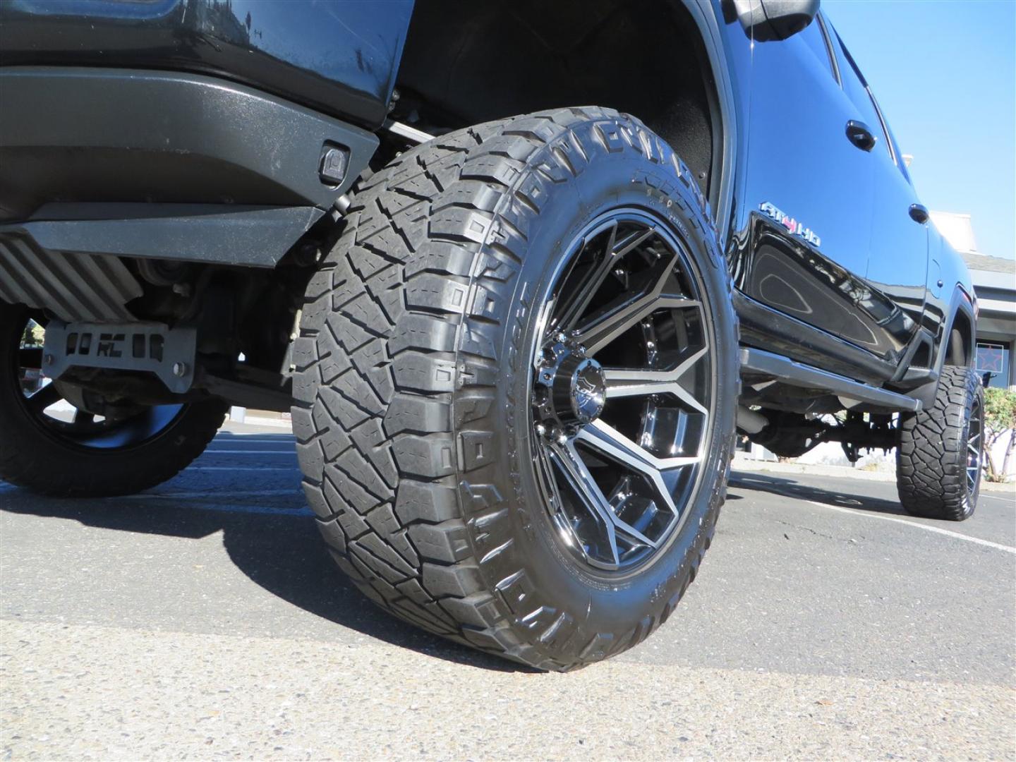 2021 BLACK /BLACK GMC Sierra 2500HD AT4 Crew Cab 4WD (1GT49PEY3MF) with an 6.6L V8 OHV 16 DIESEL engine, 6A transmission, located at 2630 Grass Valley Highway, Auburn, CA, 95603, (530) 508-5100, 38.937893, -121.095482 - Features a RC 7'' suspension system, 37'' Nitto Ridge Grappler tires, 22'' 4 Play wheels, Airlift helper bags with compressor, soft folding tonneau cover, and window tint. - Photo#9