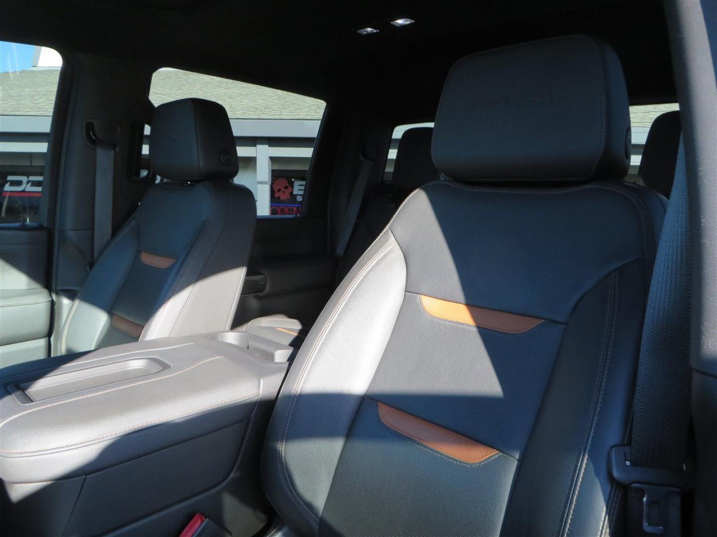 2021 BLACK /BLACK GMC Sierra 2500HD AT4 Crew Cab 4WD (1GT49PEY3MF) with an 6.6L V8 OHV 16 DIESEL engine, 6A transmission, located at 2630 Grass Valley Highway, Auburn, CA, 95603, (530) 508-5100, 38.937893, -121.095482 - Features a RC 7'' suspension system, 37'' Nitto Ridge Grappler tires, 22'' 4 Play wheels, Airlift helper bags with compressor, soft folding tonneau cover, and window tint. - Photo#24