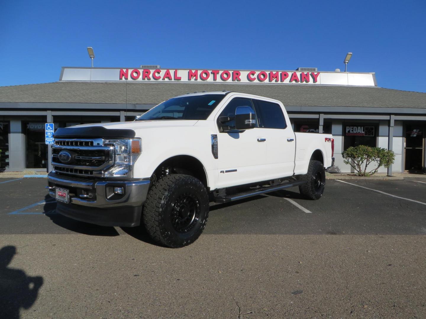 2021 White /BLACK Ford F-250 SD Lariat Crew Cab 4WD (1FT7W2BTXME) with an 6.7L V8 OHV 16V DIESEL engine, 6A transmission, located at 2630 Grass Valley Highway, Auburn, CA, 95603, (530) 508-5100, 38.937893, -121.095482 - Features a BDS level kit with Fox 2.0 shocks, 35" Toyo Open Country RT trail tires, 18" KMC IMS wheels, Weathertech Bug deflector and floor liners. - Photo#0