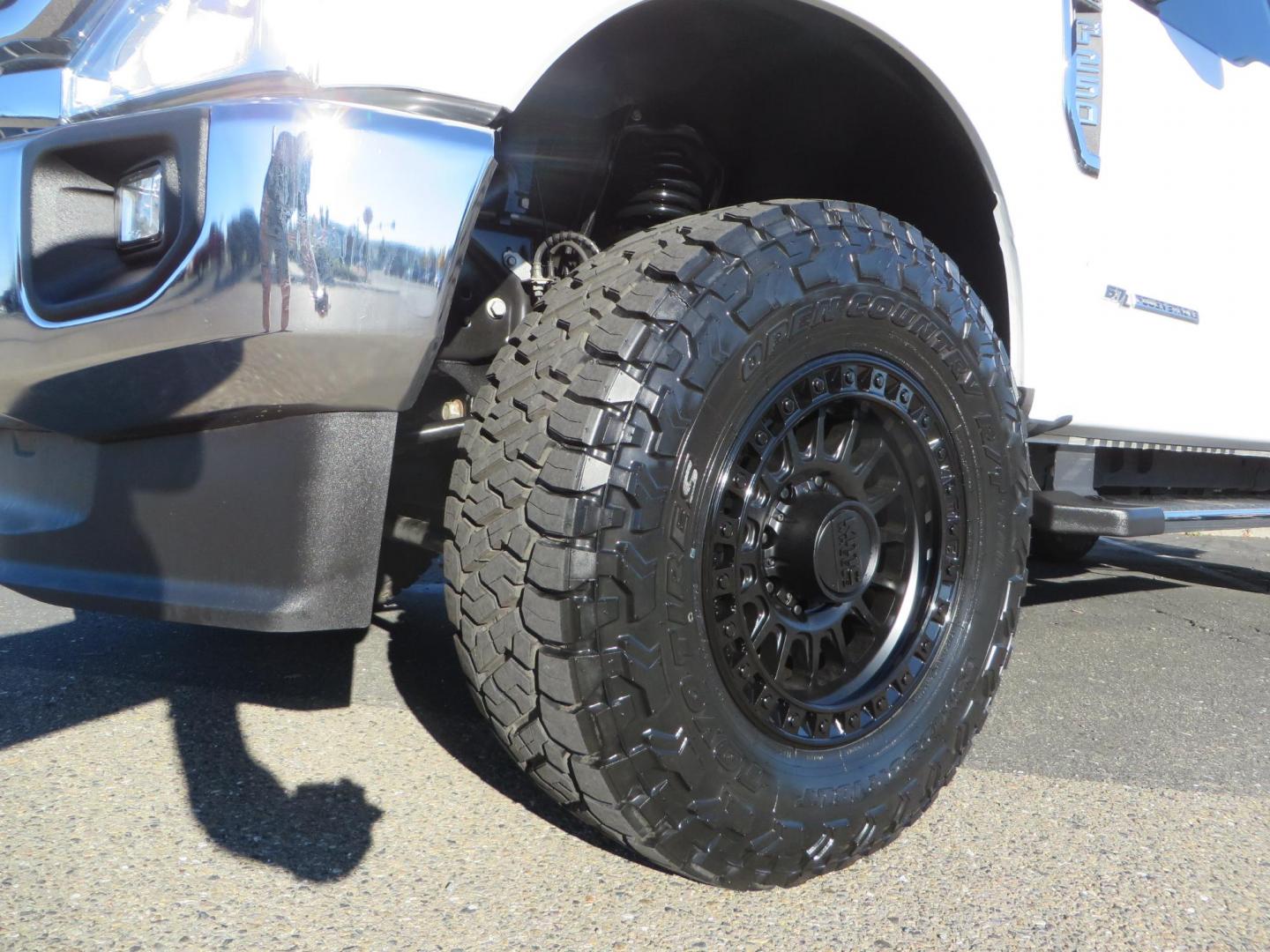 2021 White /BLACK Ford F-250 SD Lariat Crew Cab 4WD (1FT7W2BTXME) with an 6.7L V8 OHV 16V DIESEL engine, 6A transmission, located at 2630 Grass Valley Highway, Auburn, CA, 95603, (530) 508-5100, 38.937893, -121.095482 - Features a BDS level kit with Fox 2.0 shocks, 35" Toyo Open Country RT trail tires, 18" KMC IMS wheels, Weathertech Bug deflector and floor liners. - Photo#9
