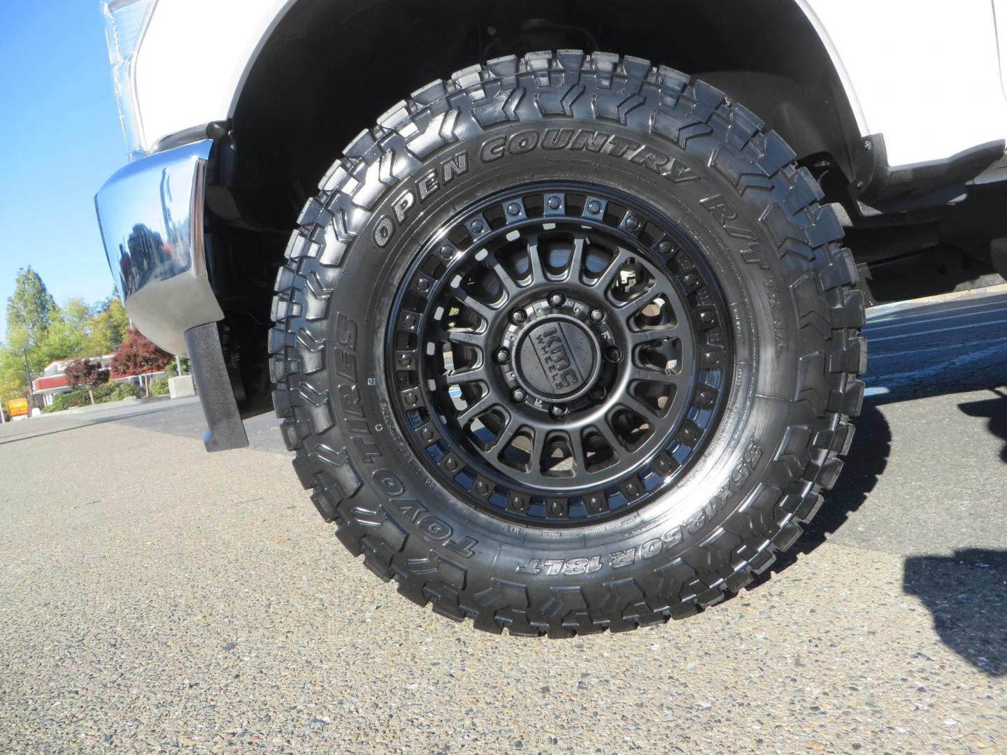 2021 White /BLACK Ford F-250 SD Lariat Crew Cab 4WD (1FT7W2BTXME) with an 6.7L V8 OHV 16V DIESEL engine, 6A transmission, located at 2630 Grass Valley Highway, Auburn, CA, 95603, (530) 508-5100, 38.937893, -121.095482 - Features a BDS level kit with Fox 2.0 shocks, 35" Toyo Open Country RT trail tires, 18" KMC IMS wheels, Weathertech Bug deflector and floor liners. - Photo#8