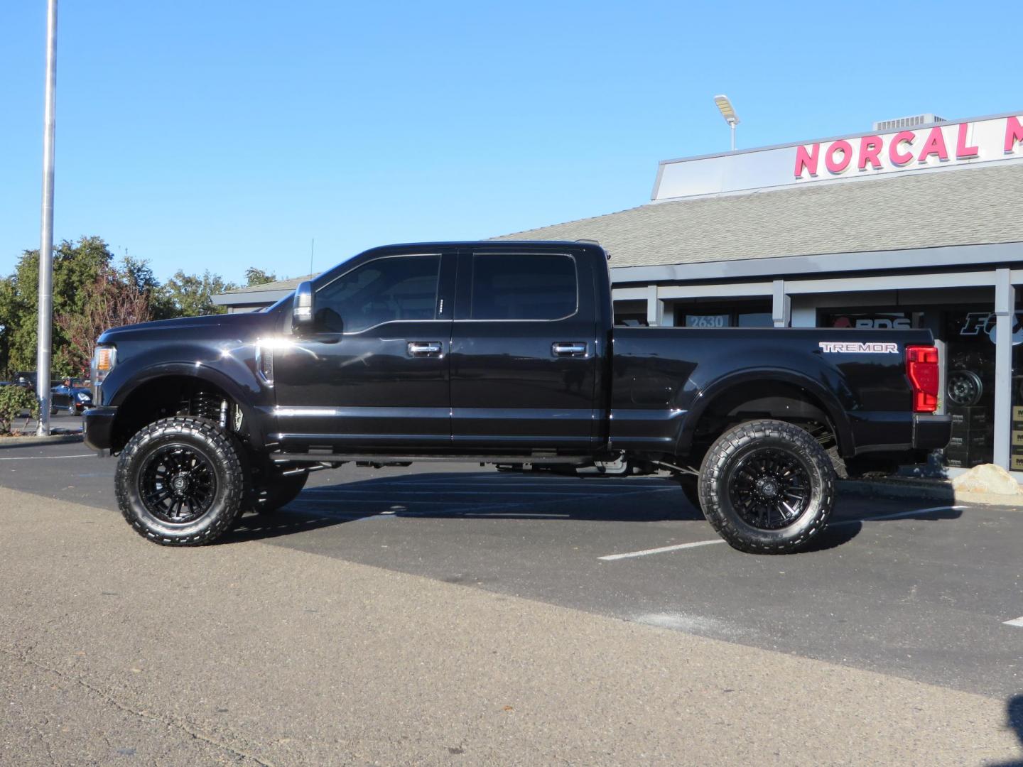 2022 BLACK /BLACK Ford F-250 SD Platinum Tremor Crew Cab Short Bed 4WD (1FT8W2BT2NE) with an 6.7L V8 OHV 16V DIESEL engine, 10 speed transmission, located at 2630 Grass Valley Highway, Auburn, CA, 95603, (530) 508-5100, 38.937893, -121.095482 - Features - BDS 4" Radius arm suspension system, Fox 2.0 shocks, Dual Fox steering stabilizers, 37" Nitto Ridge Grappler tires, 20" Fuel Rebel wheels, Airlift air bags, Airlift wireless 1 compressor, and window tint. - Photo#1