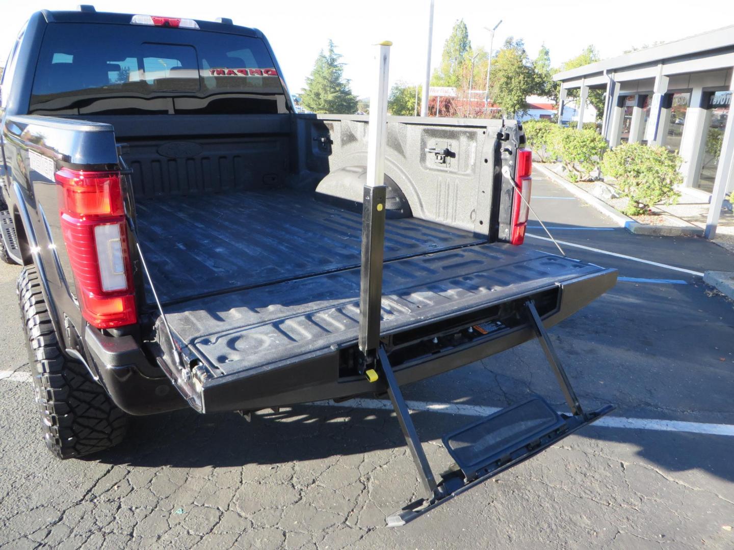 2022 BLACK /BLACK Ford F-250 SD Platinum Tremor Crew Cab Short Bed 4WD (1FT8W2BT2NE) with an 6.7L V8 OHV 16V DIESEL engine, 10 speed transmission, located at 2630 Grass Valley Highway, Auburn, CA, 95603, (530) 508-5100, 38.937893, -121.095482 - Features - BDS 4" Radius arm suspension system, Fox 2.0 shocks, Dual Fox steering stabilizers, 37" Nitto Ridge Grappler tires, 20" Fuel Rebel wheels, Airlift air bags, Airlift wireless 1 compressor, and window tint. - Photo#18