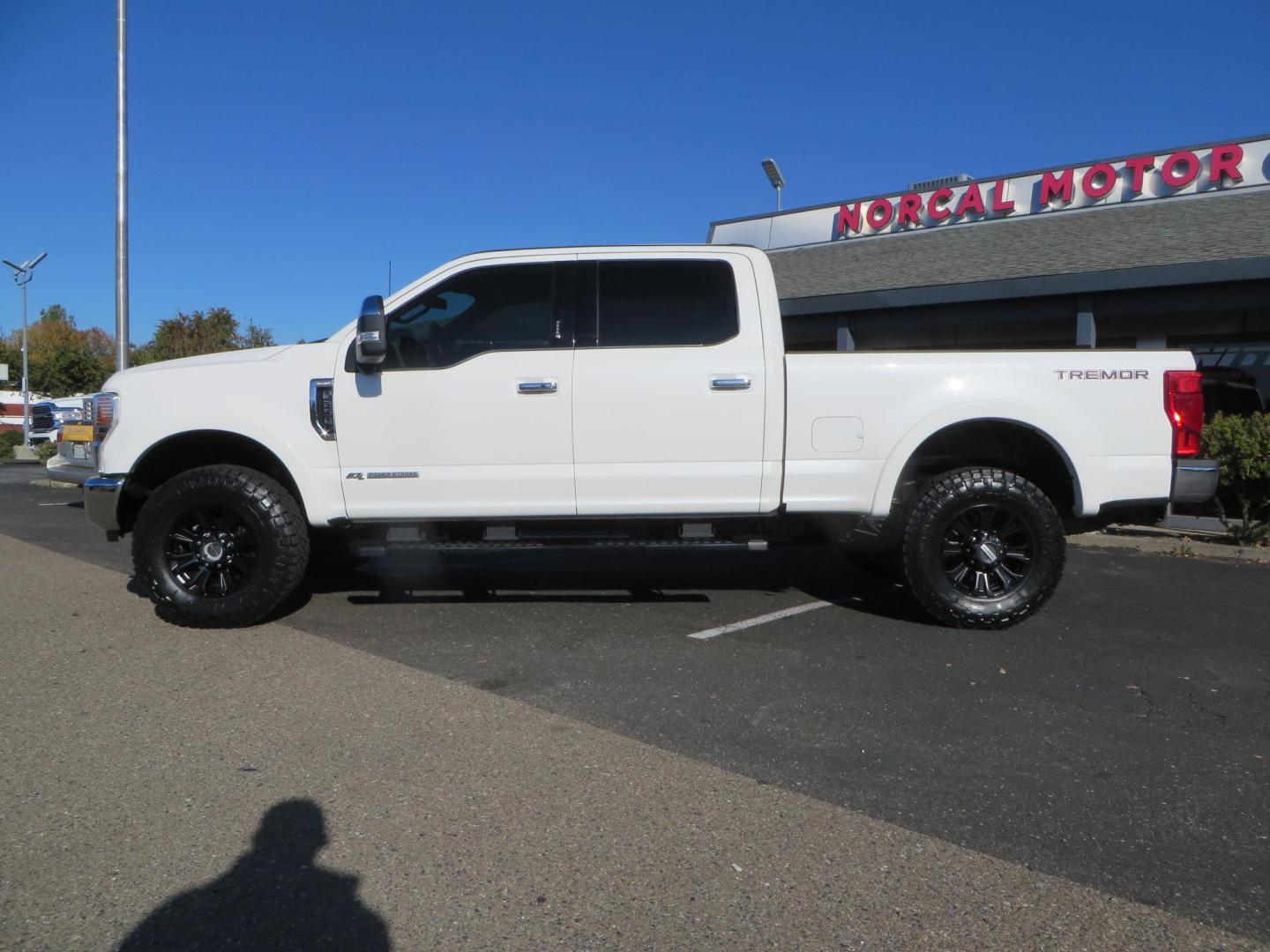 2022 White /Brown Ford F-250 SD King Ranch Crew Cab 4WD (1FT8W2BT0NE) with an 6.7L V8 OHV 16V DIESEL engine, 10 Speed Automatic transmission, located at 2630 Grass Valley Highway, Auburn, CA, 95603, (530) 508-5100, 38.937893, -121.095482 - Photo#1