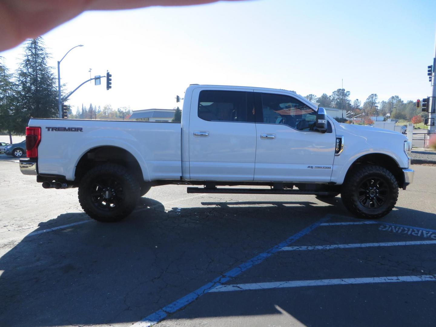 2022 White /Brown Ford F-250 SD King Ranch Crew Cab 4WD (1FT8W2BT0NE) with an 6.7L V8 OHV 16V DIESEL engine, 10 Speed Automatic transmission, located at 2630 Grass Valley Highway, Auburn, CA, 95603, (530) 508-5100, 38.937893, -121.095482 - Photo#5