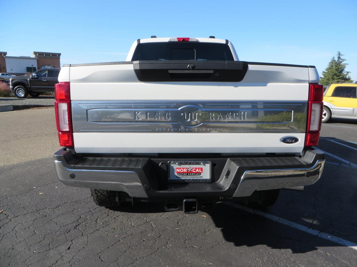 2022 White /Brown Ford F-250 SD King Ranch Crew Cab 4WD (1FT8W2BT0NE) with an 6.7L V8 OHV 16V DIESEL engine, 10 Speed Automatic transmission, located at 2630 Grass Valley Highway, Auburn, CA, 95603, (530) 508-5100, 38.937893, -121.095482 - Photo#3
