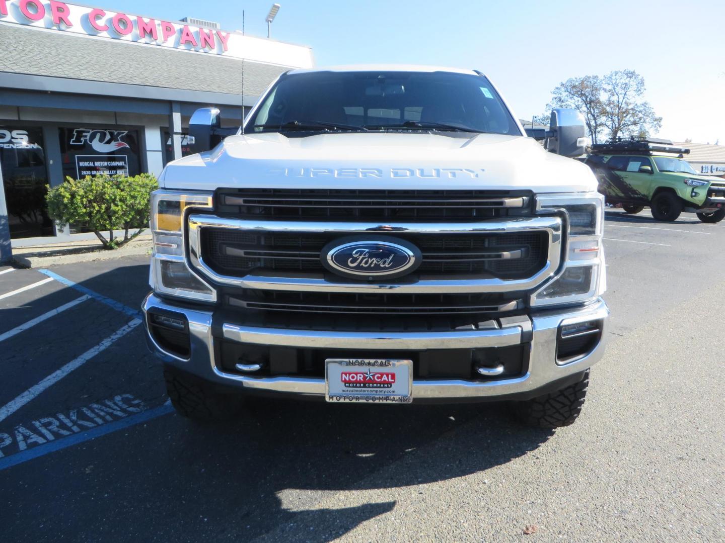2022 White /Brown Ford F-250 SD King Ranch Crew Cab 4WD (1FT8W2BT0NE) with an 6.7L V8 OHV 16V DIESEL engine, 10 Speed Automatic transmission, located at 2630 Grass Valley Highway, Auburn, CA, 95603, (530) 508-5100, 38.937893, -121.095482 - Photo#7