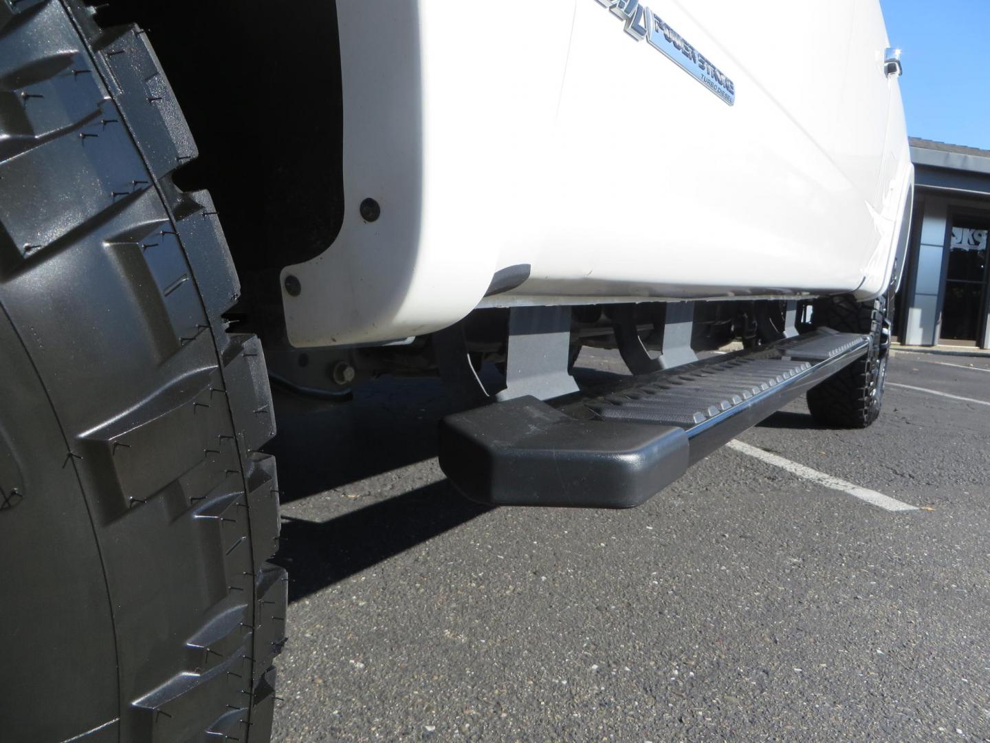 2022 White /Brown Ford F-250 SD King Ranch Crew Cab 4WD (1FT8W2BT0NE) with an 6.7L V8 OHV 16V DIESEL engine, 10 Speed Automatic transmission, located at 2630 Grass Valley Highway, Auburn, CA, 95603, (530) 508-5100, 38.937893, -121.095482 - Photo#9