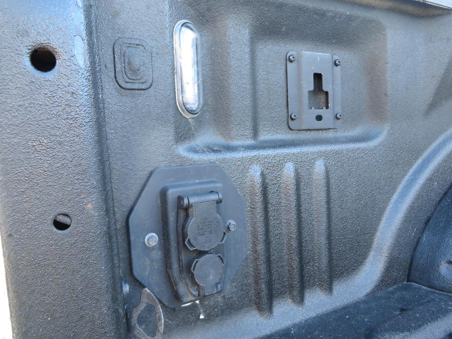 2022 White /Brown Ford F-250 SD King Ranch Crew Cab 4WD (1FT8W2BT0NE) with an 6.7L V8 OHV 16V DIESEL engine, 10 Speed Automatic transmission, located at 2630 Grass Valley Highway, Auburn, CA, 95603, (530) 508-5100, 38.937893, -121.095482 - Photo#12