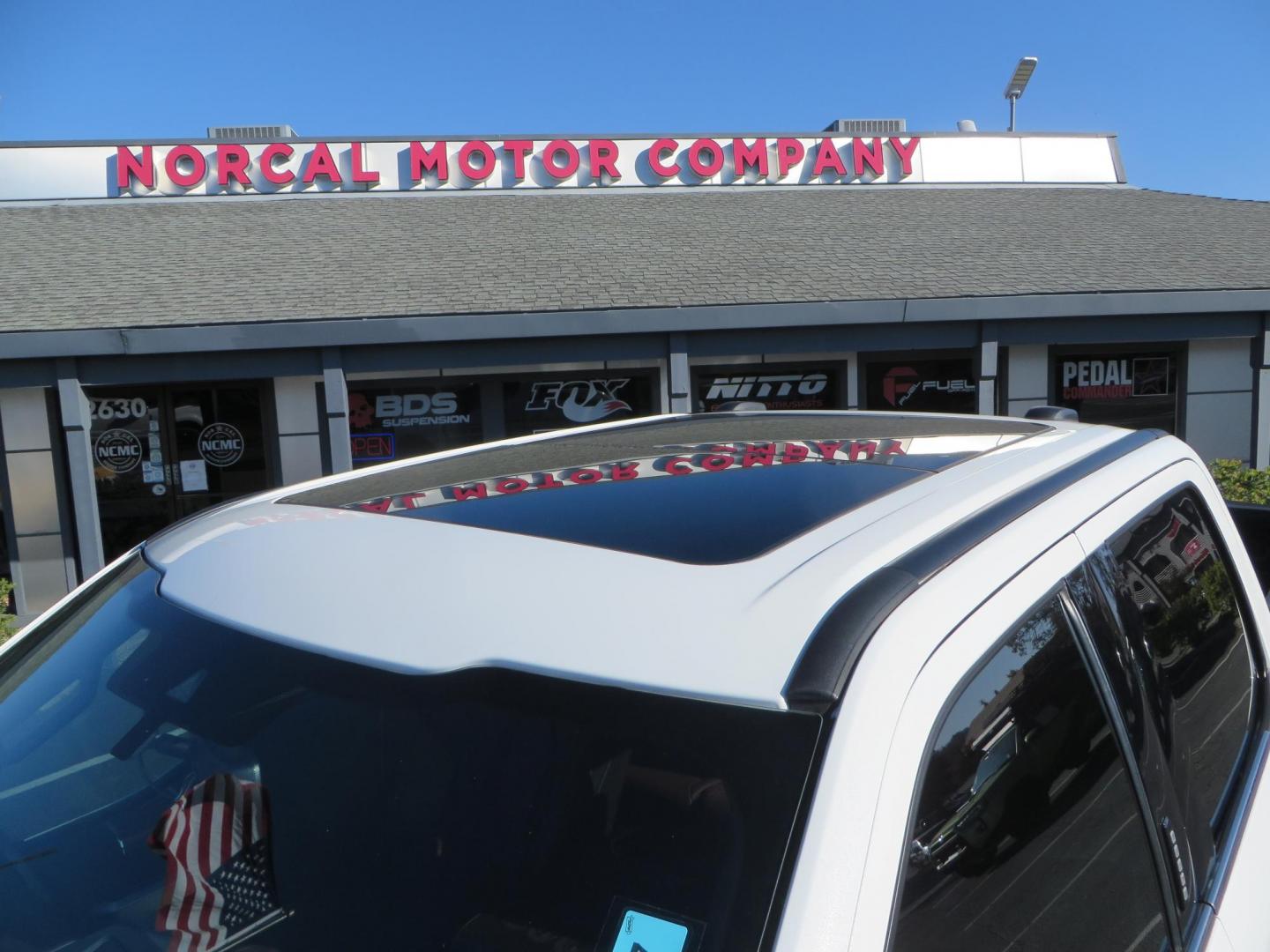 2022 White /Brown Ford F-250 SD King Ranch Crew Cab 4WD (1FT8W2BT0NE) with an 6.7L V8 OHV 16V DIESEL engine, 10 Speed Automatic transmission, located at 2630 Grass Valley Highway, Auburn, CA, 95603, (530) 508-5100, 38.937893, -121.095482 - Photo#18