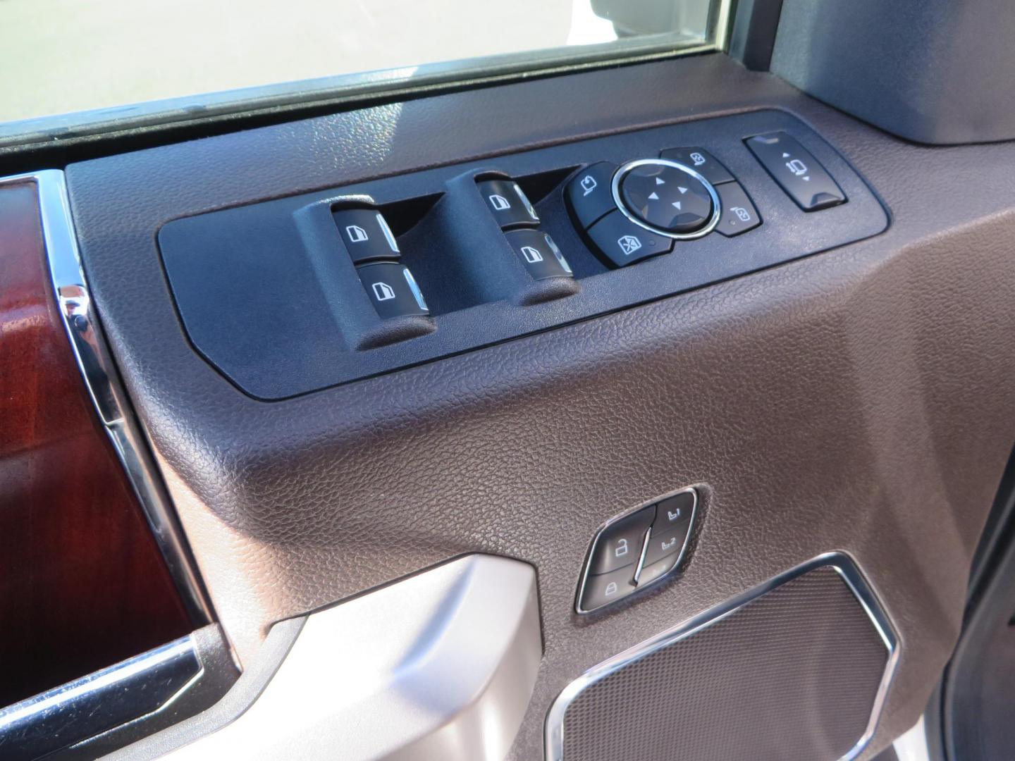 2022 White /Brown Ford F-250 SD King Ranch Crew Cab 4WD (1FT8W2BT0NE) with an 6.7L V8 OHV 16V DIESEL engine, 10 Speed Automatic transmission, located at 2630 Grass Valley Highway, Auburn, CA, 95603, (530) 508-5100, 38.937893, -121.095482 - Photo#21