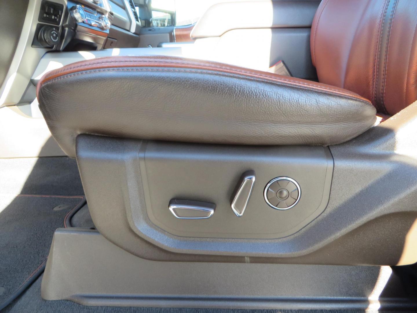 2022 White /Brown Ford F-250 SD King Ranch Crew Cab 4WD (1FT8W2BT0NE) with an 6.7L V8 OHV 16V DIESEL engine, 10 Speed Automatic transmission, located at 2630 Grass Valley Highway, Auburn, CA, 95603, (530) 508-5100, 38.937893, -121.095482 - Photo#25