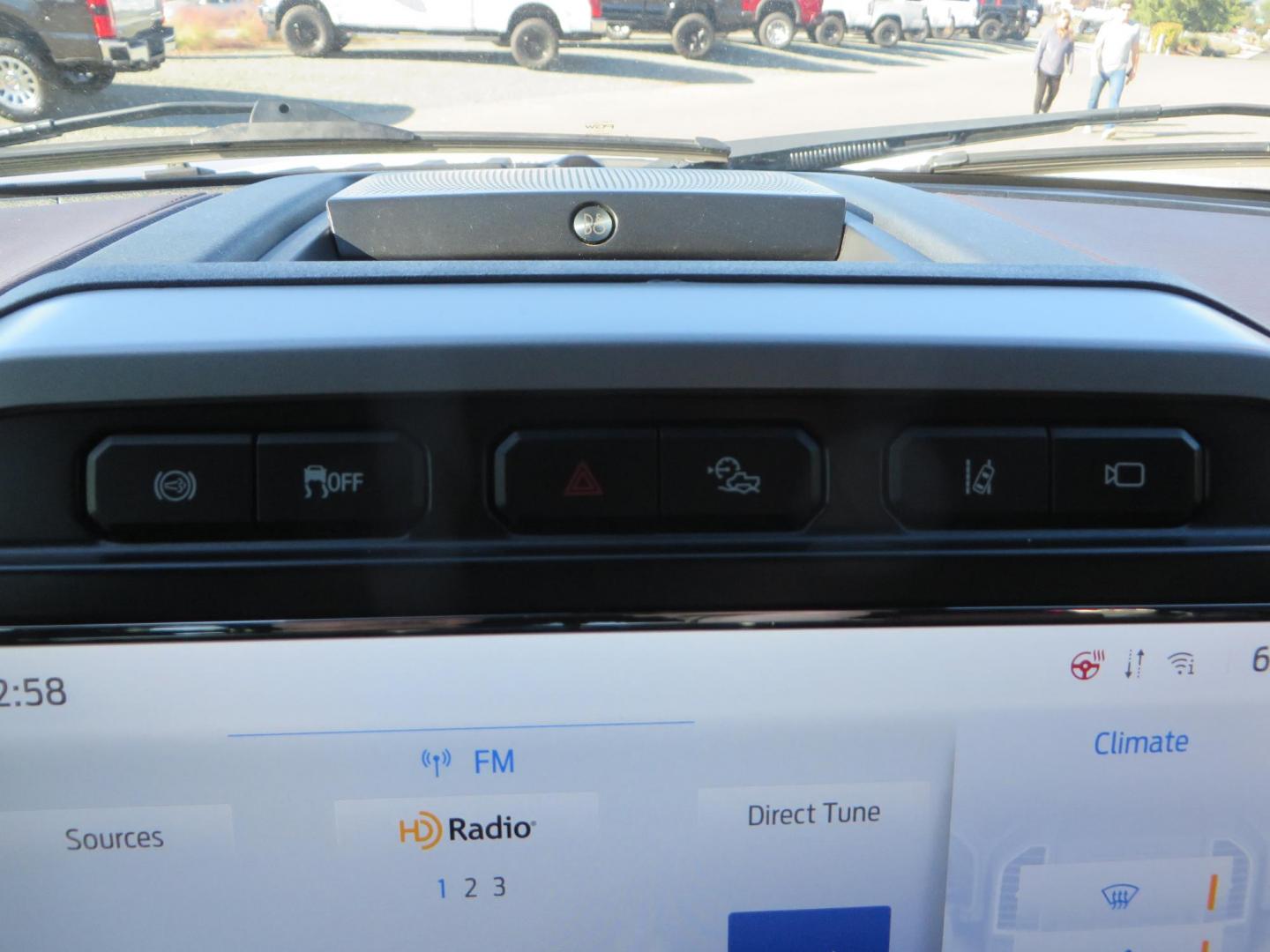 2022 White /Brown Ford F-250 SD King Ranch Crew Cab 4WD (1FT8W2BT0NE) with an 6.7L V8 OHV 16V DIESEL engine, 10 Speed Automatic transmission, located at 2630 Grass Valley Highway, Auburn, CA, 95603, (530) 508-5100, 38.937893, -121.095482 - Photo#33