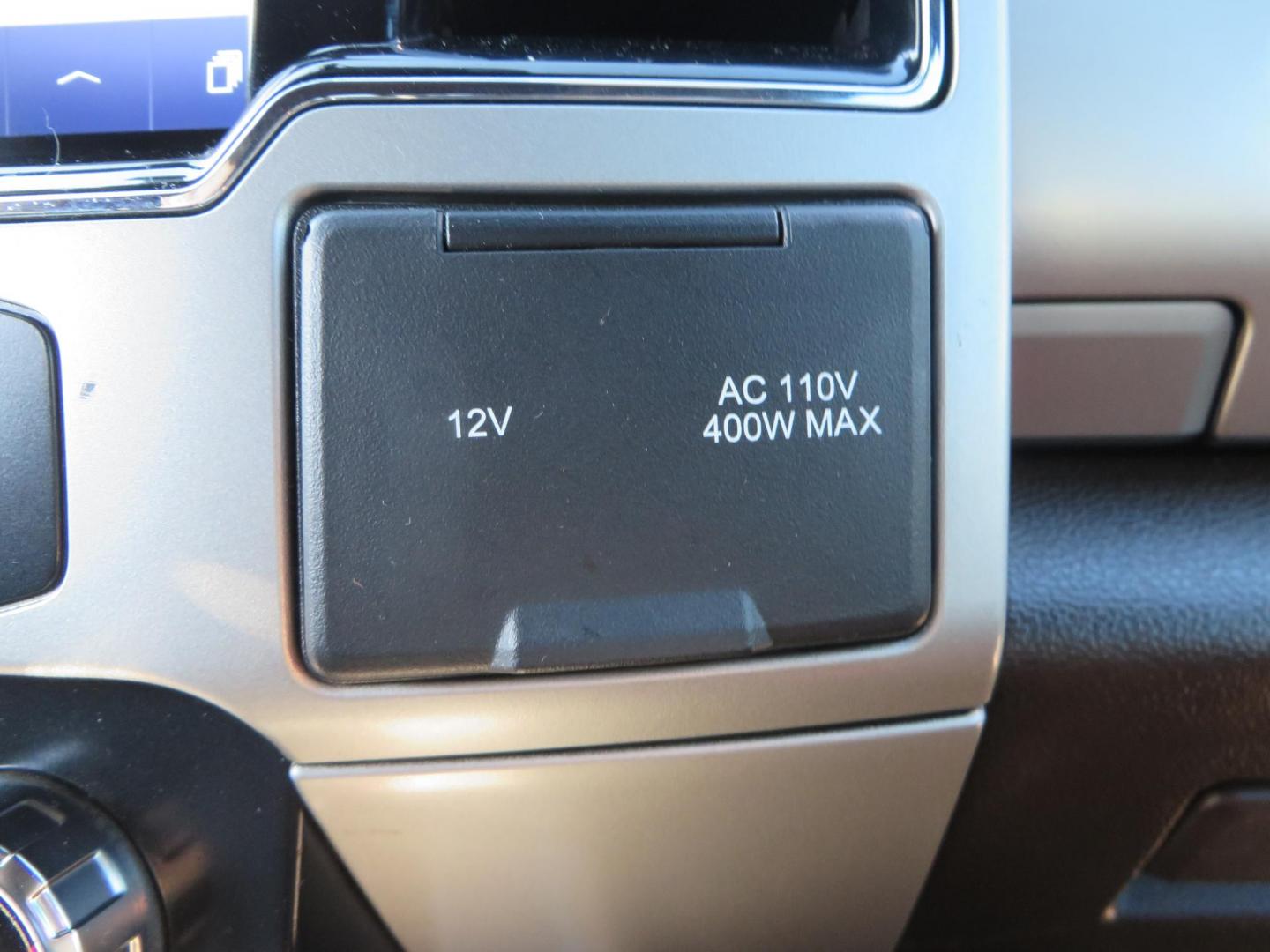 2022 White /Brown Ford F-250 SD King Ranch Crew Cab 4WD (1FT8W2BT0NE) with an 6.7L V8 OHV 16V DIESEL engine, 10 Speed Automatic transmission, located at 2630 Grass Valley Highway, Auburn, CA, 95603, (530) 508-5100, 38.937893, -121.095482 - Photo#38