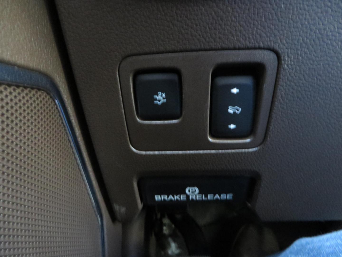 2022 White /Brown Ford F-250 SD King Ranch Crew Cab 4WD (1FT8W2BT0NE) with an 6.7L V8 OHV 16V DIESEL engine, 10 Speed Automatic transmission, located at 2630 Grass Valley Highway, Auburn, CA, 95603, (530) 508-5100, 38.937893, -121.095482 - Photo#46