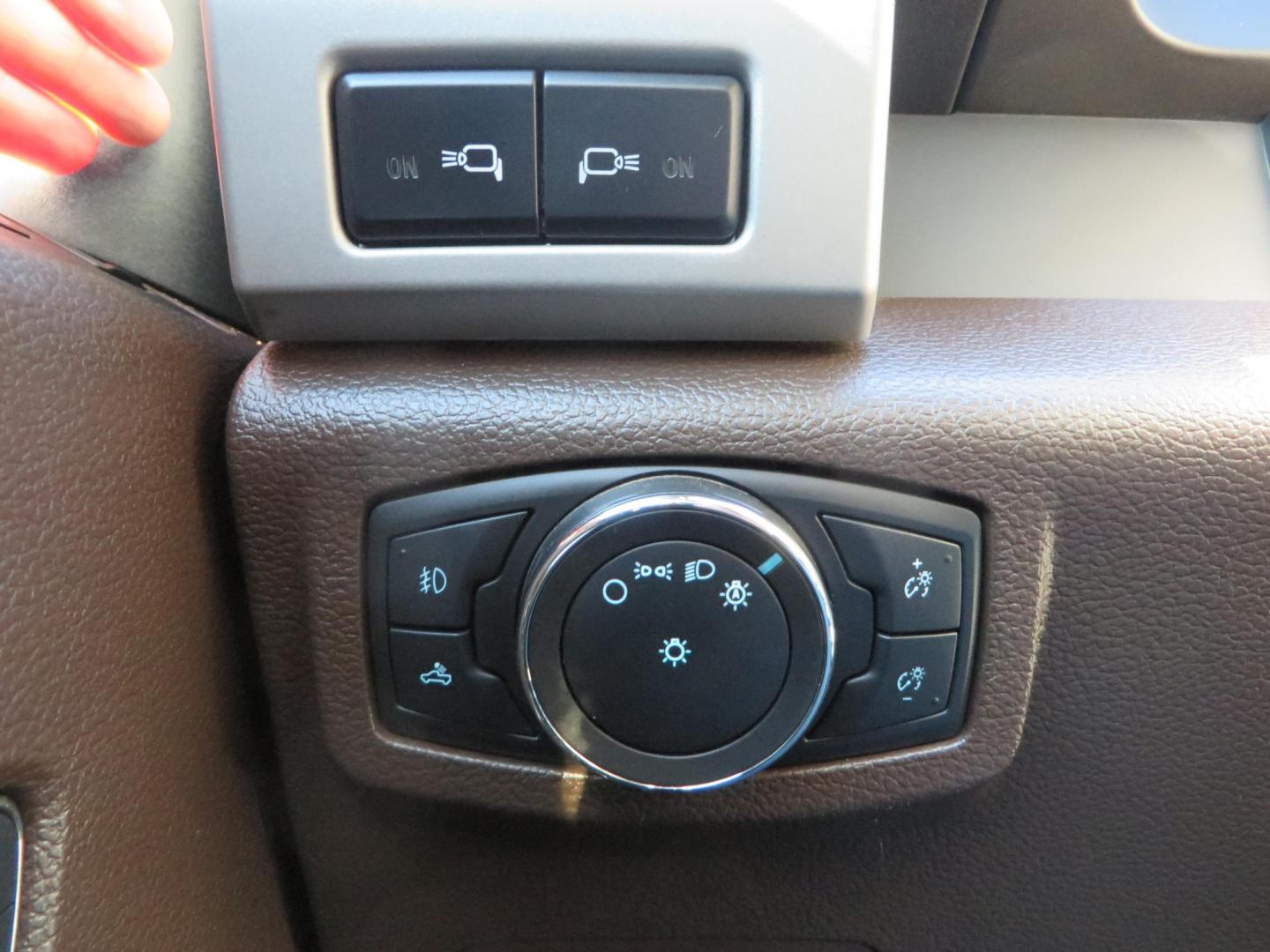 2022 White /Brown Ford F-250 SD King Ranch Crew Cab 4WD (1FT8W2BT0NE) with an 6.7L V8 OHV 16V DIESEL engine, 10 Speed Automatic transmission, located at 2630 Grass Valley Highway, Auburn, CA, 95603, (530) 508-5100, 38.937893, -121.095482 - Photo#45