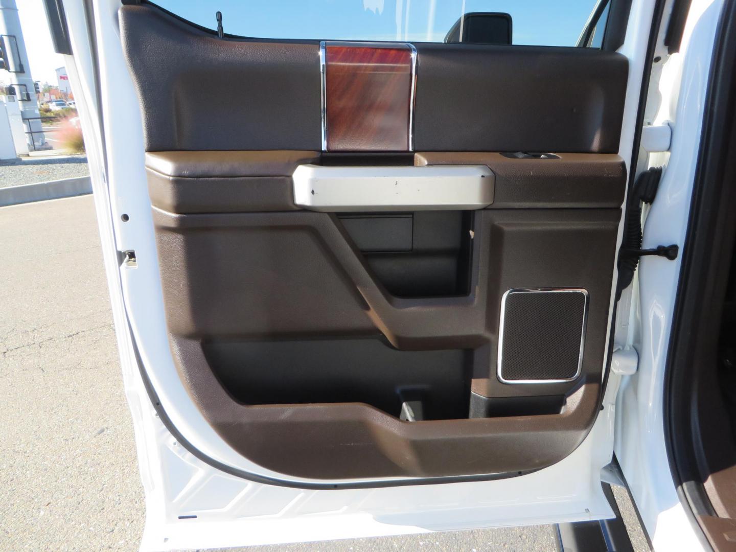 2022 White /Brown Ford F-250 SD King Ranch Crew Cab 4WD (1FT8W2BT0NE) with an 6.7L V8 OHV 16V DIESEL engine, 10 Speed Automatic transmission, located at 2630 Grass Valley Highway, Auburn, CA, 95603, (530) 508-5100, 38.937893, -121.095482 - Photo#49