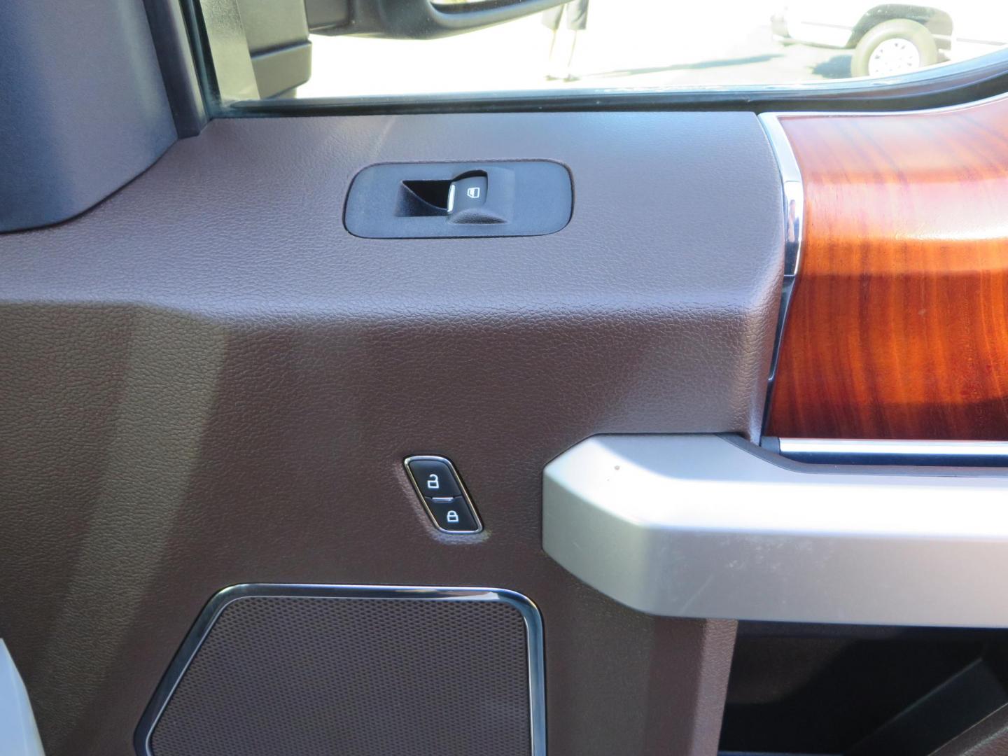 2022 White /Brown Ford F-250 SD King Ranch Crew Cab 4WD (1FT8W2BT0NE) with an 6.7L V8 OHV 16V DIESEL engine, 10 Speed Automatic transmission, located at 2630 Grass Valley Highway, Auburn, CA, 95603, (530) 508-5100, 38.937893, -121.095482 - Photo#58