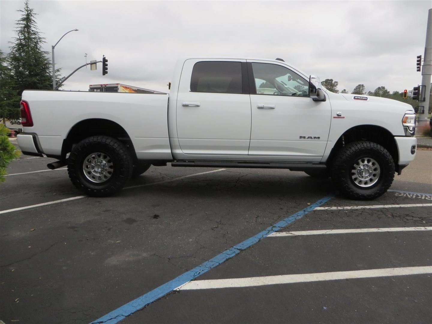 2024 White /BLACK RAM 2500 Laramie Crew Cab SWB 4WD (3C6UR5FLXRG) with an 6.7L L6 OHV 24V TURBO DIESEL engine, 6A transmission, located at 2630 Grass Valley Highway, Auburn, CA, 95603, (530) 508-5100, 38.937893, -121.095482 - Must see 6 passenger Ram sitting on a BDS leveling kit, Fox 2.0 shocks, 18" Method MR315 wheels, and 35" Nitto Ridge Grappler tires. - Photo#5