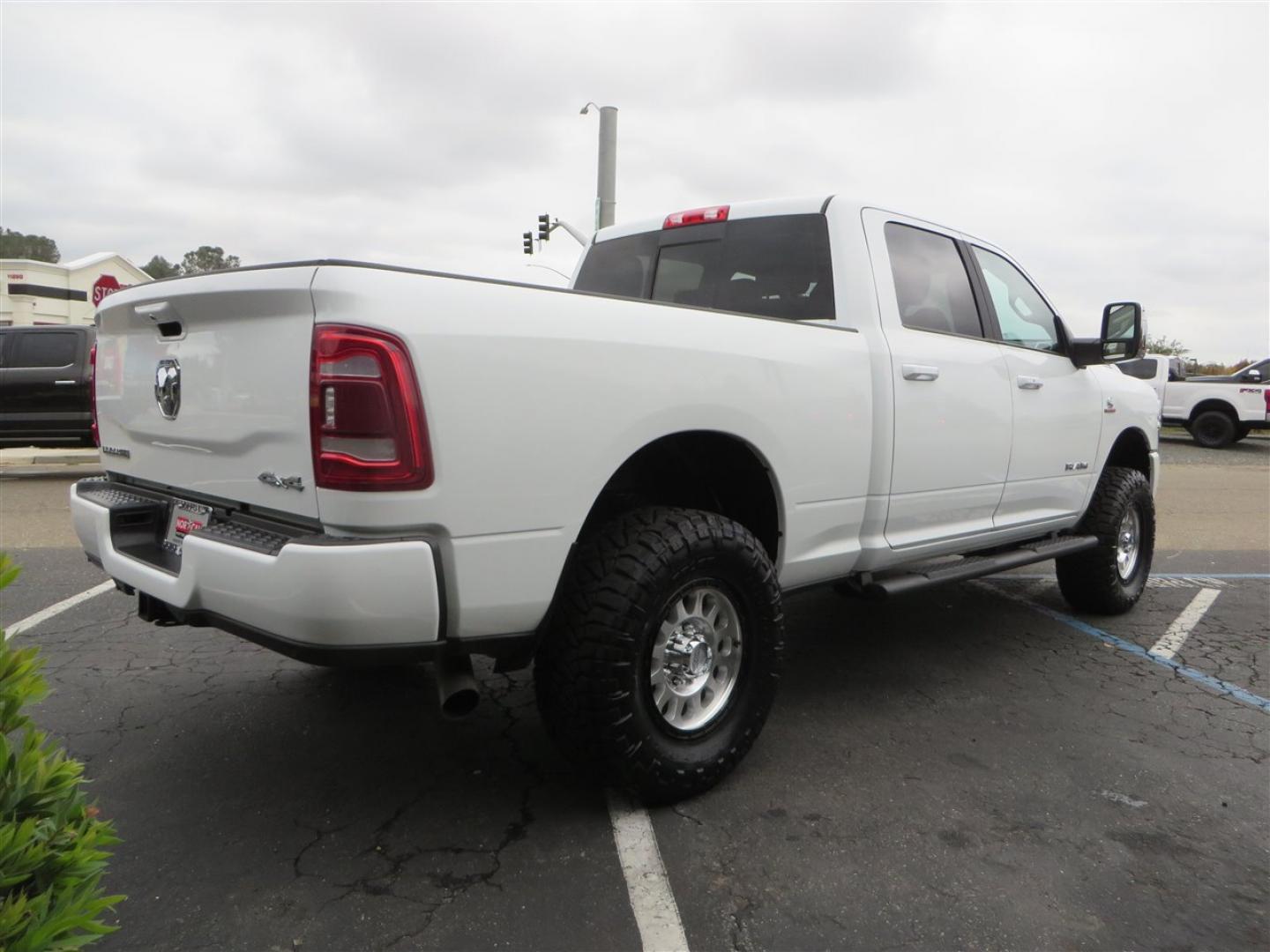 2024 White /BLACK RAM 2500 Laramie Crew Cab SWB 4WD (3C6UR5FLXRG) with an 6.7L L6 OHV 24V TURBO DIESEL engine, 6A transmission, located at 2630 Grass Valley Highway, Auburn, CA, 95603, (530) 508-5100, 38.937893, -121.095482 - Must see 6 passenger Ram sitting on a BDS leveling kit, Fox 2.0 shocks, 18" Method MR315 wheels, and 35" Nitto Ridge Grappler tires. - Photo#4