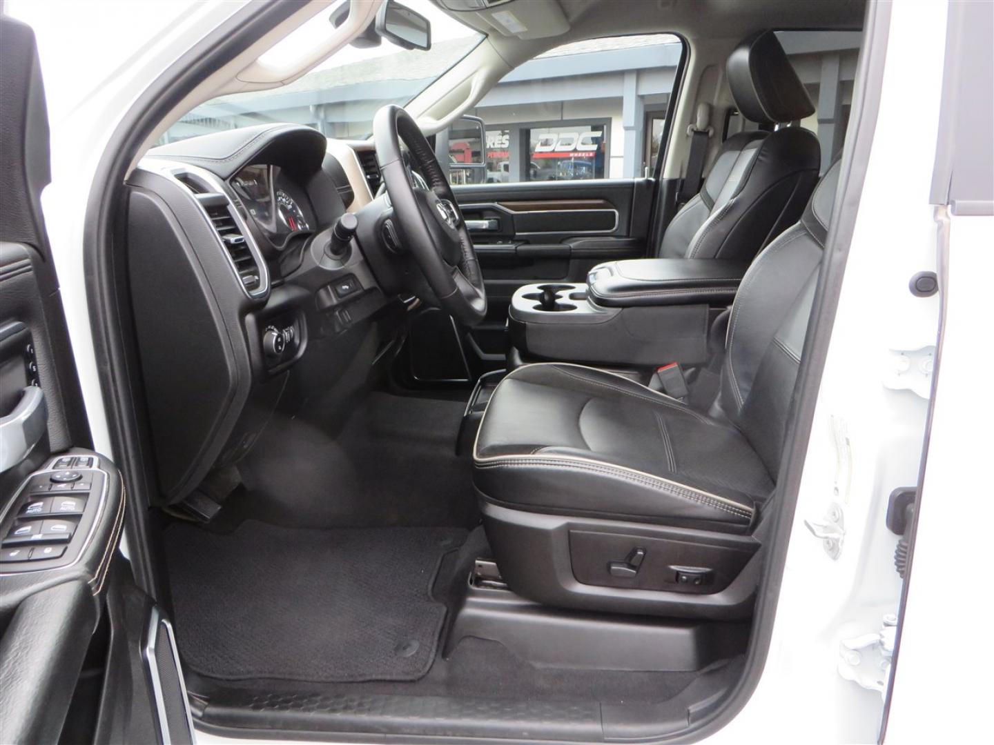 2024 White /BLACK RAM 2500 Laramie Crew Cab SWB 4WD (3C6UR5FLXRG) with an 6.7L L6 OHV 24V TURBO DIESEL engine, 6A transmission, located at 2630 Grass Valley Highway, Auburn, CA, 95603, (530) 508-5100, 38.937893, -121.095482 - Must see 6 passenger Ram sitting on a BDS leveling kit, Fox 2.0 shocks, 18" Method MR315 wheels, and 35" Nitto Ridge Grappler tires. - Photo#19