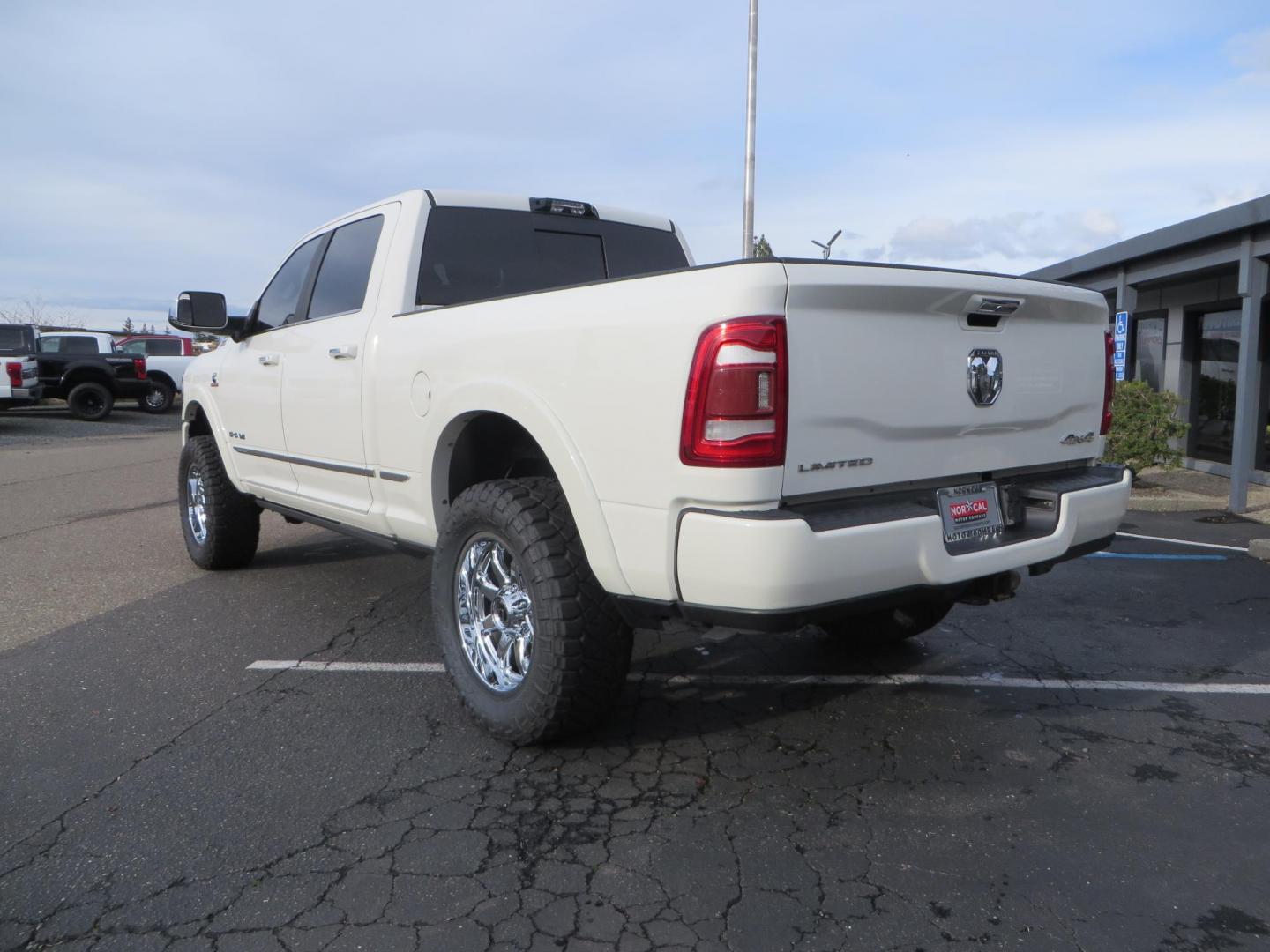 2022 White RAM 3500 Limited Crew Cab SWB 4WD (3C63R3SLXNG) with an 6.7L L6 OHV 24V TURBO DIESEL engine, 6A transmission, located at 2630 Grass Valley Highway, Auburn, CA, 95603, (530) 508-5100, 38.937893, -121.095482 - Features a BDS level kit, Fox 2.0 shocks, 20'' Fuel Hammer wheels, 35'' Nitto Ridge Grappler tires, Banks rear differential cover, S&B 52 gallon fuel tank, and window tint. - Photo#2