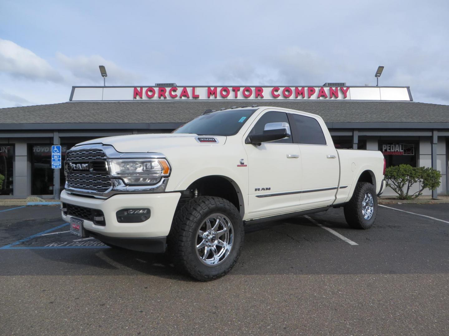 2022 White RAM 3500 Limited Crew Cab SWB 4WD (3C63R3SLXNG) with an 6.7L L6 OHV 24V TURBO DIESEL engine, 6A transmission, located at 2630 Grass Valley Highway, Auburn, CA, 95603, (530) 508-5100, 38.937893, -121.095482 - Features a BDS level kit, Fox 2.0 shocks, 20'' Fuel Hammer wheels, 35'' Nitto Ridge Grappler tires, Banks rear differential cover, S&B 52 gallon fuel tank, and window tint. - Photo#0