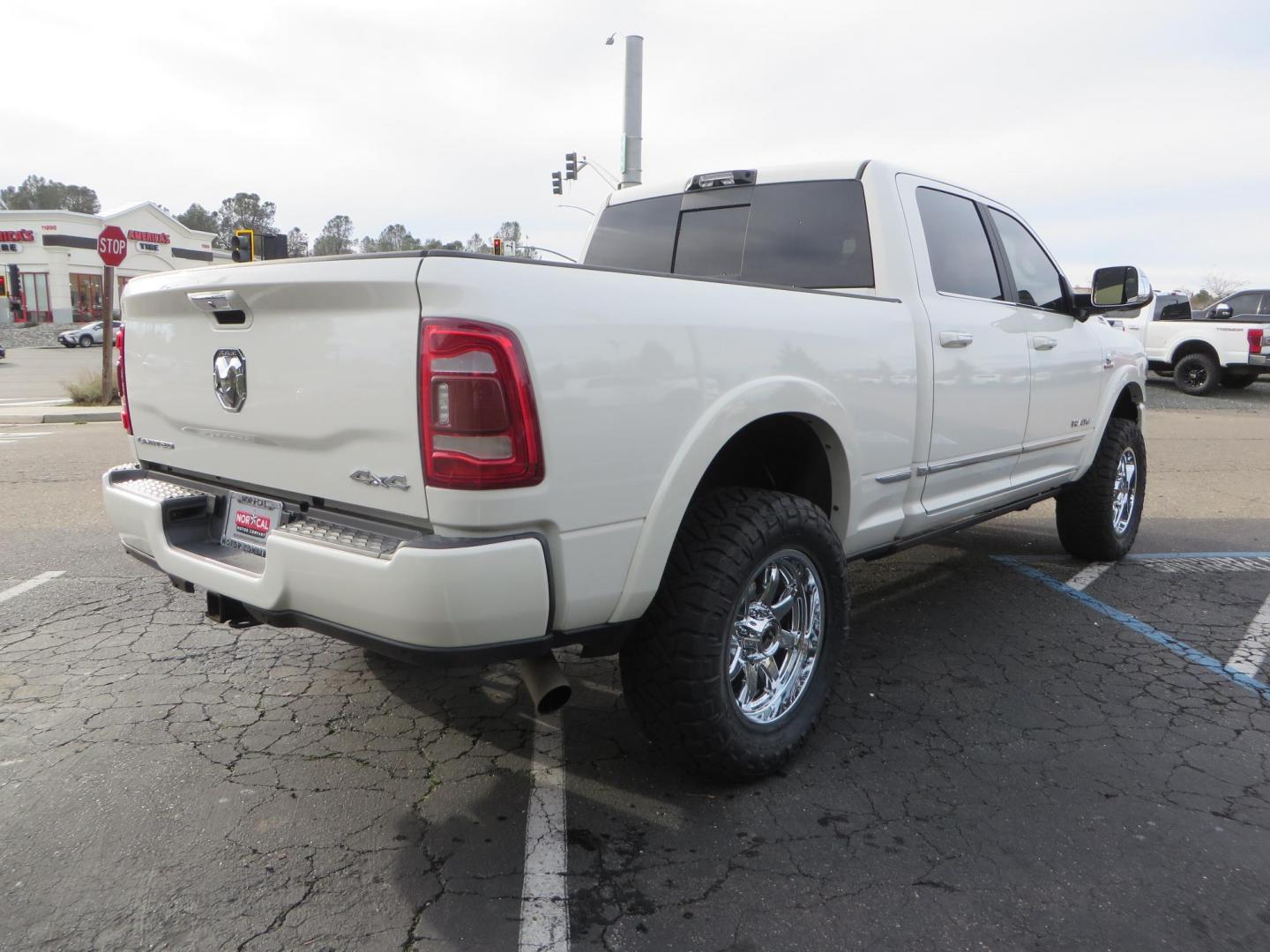 2022 White RAM 3500 Limited Crew Cab SWB 4WD (3C63R3SLXNG) with an 6.7L L6 OHV 24V TURBO DIESEL engine, 6A transmission, located at 2630 Grass Valley Highway, Auburn, CA, 95603, (530) 508-5100, 38.937893, -121.095482 - Features a BDS level kit, Fox 2.0 shocks, 20'' Fuel Hammer wheels, 35'' Nitto Ridge Grappler tires, Banks rear differential cover, S&B 52 gallon fuel tank, and window tint. - Photo#4