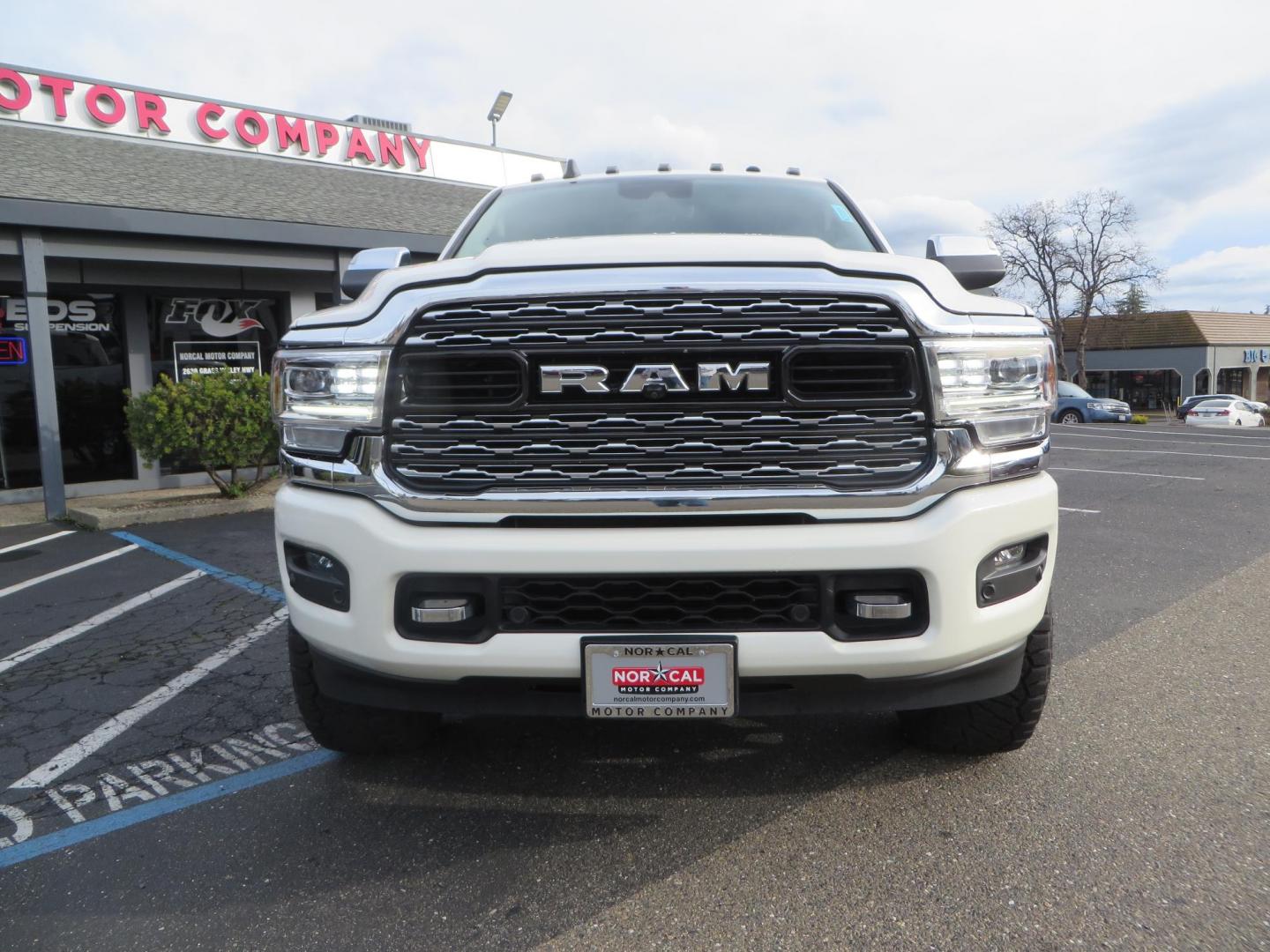 2022 White RAM 3500 Limited Crew Cab SWB 4WD (3C63R3SLXNG) with an 6.7L L6 OHV 24V TURBO DIESEL engine, 6A transmission, located at 2630 Grass Valley Highway, Auburn, CA, 95603, (530) 508-5100, 38.937893, -121.095482 - Features a BDS level kit, Fox 2.0 shocks, 20'' Fuel Hammer wheels, 35'' Nitto Ridge Grappler tires, Banks rear differential cover, S&B 52 gallon fuel tank, and window tint. - Photo#7