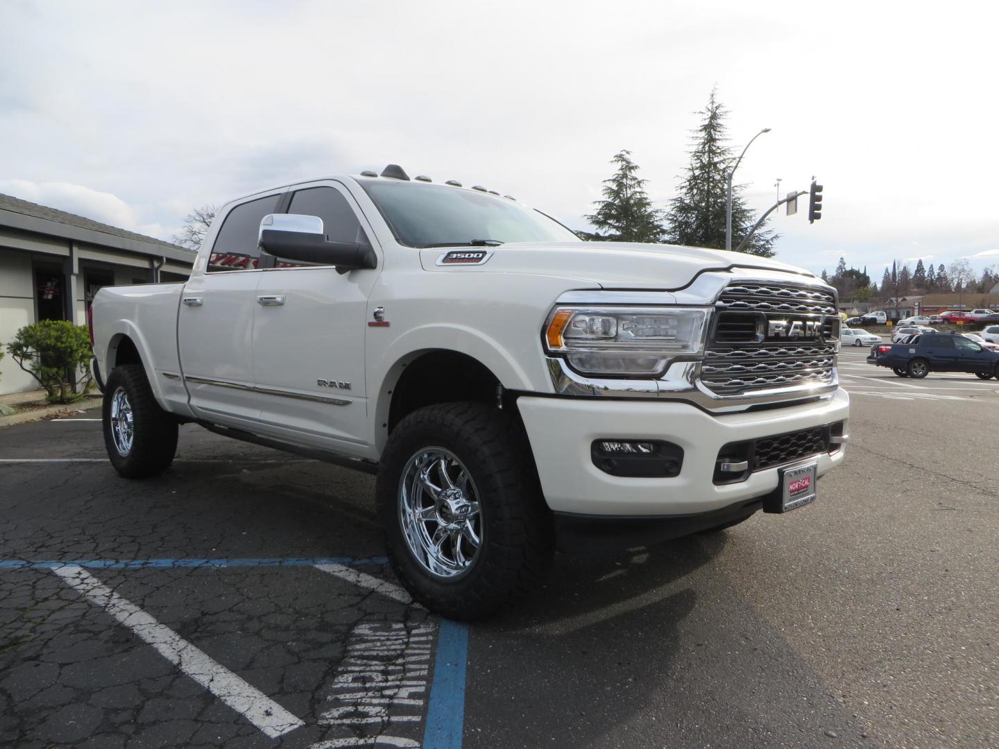 2022 White RAM 3500 Limited Crew Cab SWB 4WD (3C63R3SLXNG) with an 6.7L L6 OHV 24V TURBO DIESEL engine, 6A transmission, located at 2630 Grass Valley Highway, Auburn, CA, 95603, (530) 508-5100, 38.937893, -121.095482 - Features a BDS level kit, Fox 2.0 shocks, 20'' Fuel Hammer wheels, 35'' Nitto Ridge Grappler tires, Banks rear differential cover, S&B 52 gallon fuel tank, and window tint. - Photo#6