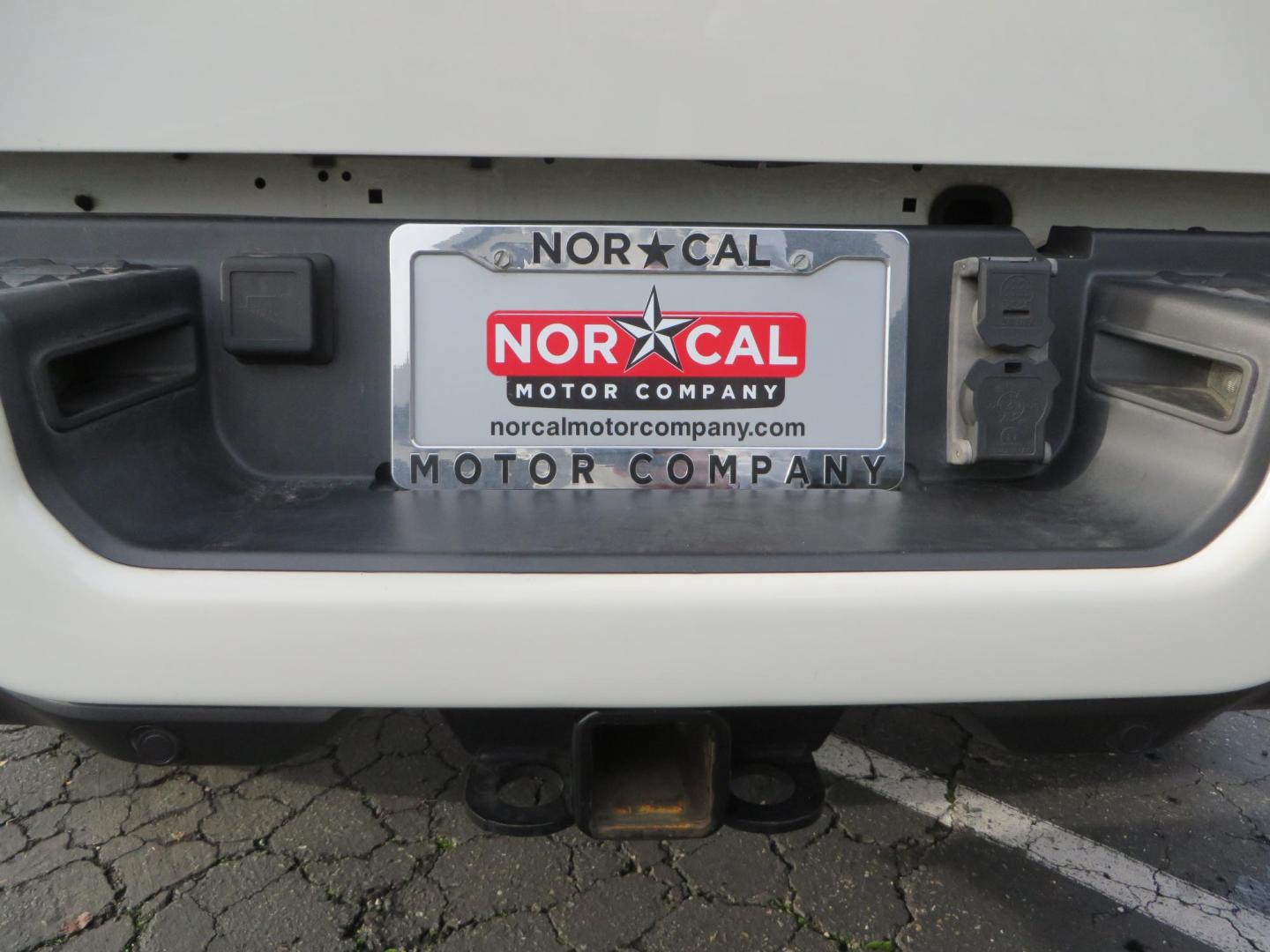 2022 White RAM 3500 Limited Crew Cab SWB 4WD (3C63R3SLXNG) with an 6.7L L6 OHV 24V TURBO DIESEL engine, 6A transmission, located at 2630 Grass Valley Highway, Auburn, CA, 95603, (530) 508-5100, 38.937893, -121.095482 - Features a BDS level kit, Fox 2.0 shocks, 20'' Fuel Hammer wheels, 35'' Nitto Ridge Grappler tires, Banks rear differential cover, S&B 52 gallon fuel tank, and window tint. - Photo#11