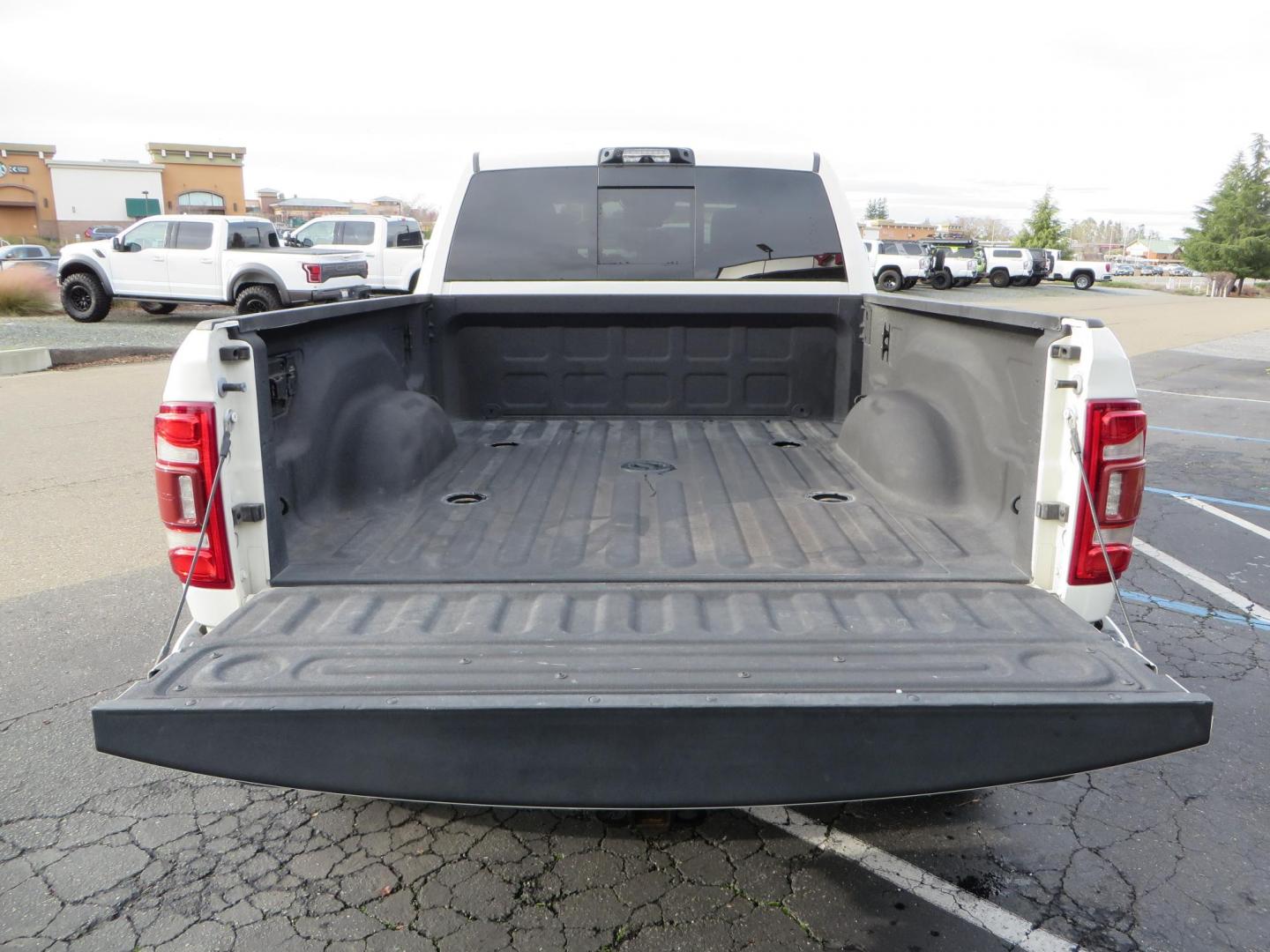 2022 White RAM 3500 Limited Crew Cab SWB 4WD (3C63R3SLXNG) with an 6.7L L6 OHV 24V TURBO DIESEL engine, 6A transmission, located at 2630 Grass Valley Highway, Auburn, CA, 95603, (530) 508-5100, 38.937893, -121.095482 - Features a BDS level kit, Fox 2.0 shocks, 20'' Fuel Hammer wheels, 35'' Nitto Ridge Grappler tires, Banks rear differential cover, S&B 52 gallon fuel tank, and window tint. - Photo#12