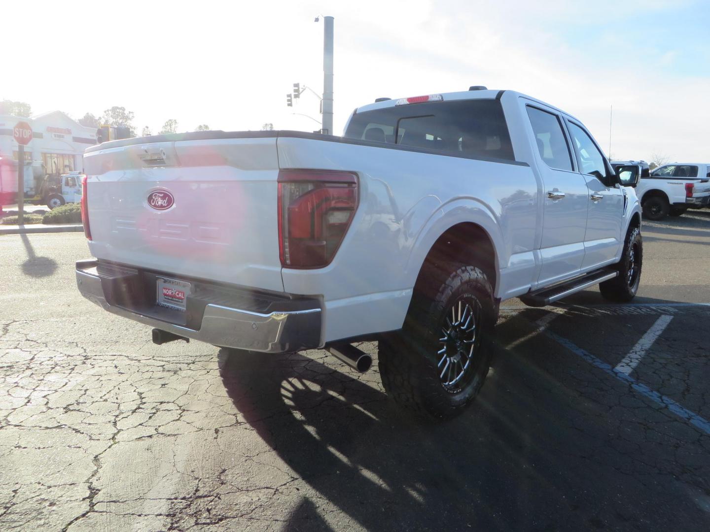 2024 White Ford F-150 Lariat SuperCrew 4WD (1FTFW5L56RF) with an 5.0L V8 OHV 16V engine, 6A transmission, located at 2630 Grass Valley Highway, Auburn, CA, 95603, (530) 508-5100, 38.937893, -121.095482 - New Level kit, 20'' Gear Alloy 764BM wheels, and Toyo Open Country AT3 tires. - Photo#4