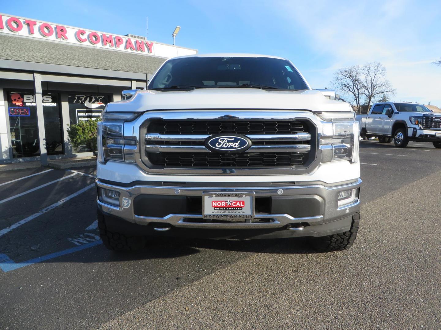 2024 White Ford F-150 Lariat SuperCrew 4WD (1FTFW5L56RF) with an 5.0L V8 OHV 16V engine, 6A transmission, located at 2630 Grass Valley Highway, Auburn, CA, 95603, (530) 508-5100, 38.937893, -121.095482 - New Level kit, 20'' Gear Alloy 764BM wheels, and Toyo Open Country AT3 tires. - Photo#7